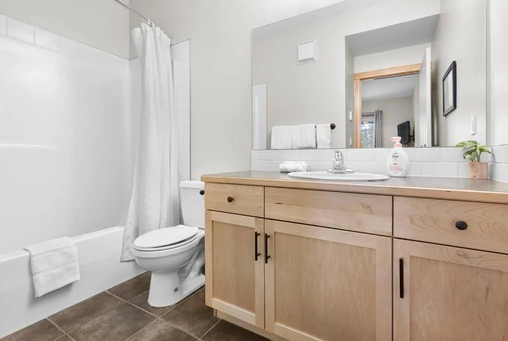 Newly Renovated Grizzly Lodge, Spacious 3BR 2BA with open pool, hot tub