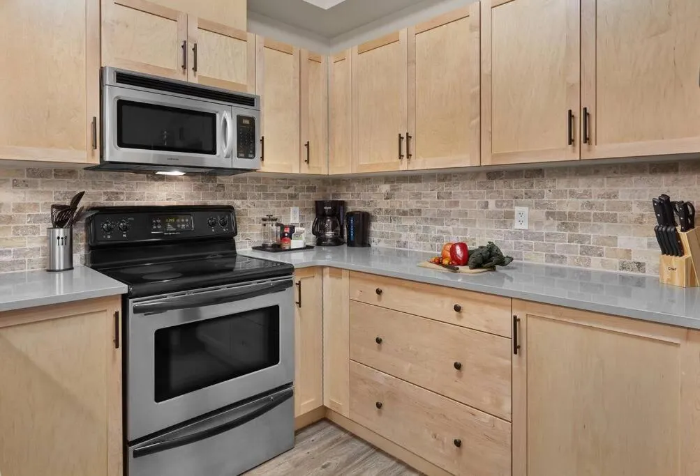 Newly Renovated Grizzly Lodge, Spacious 3BR 2BA with open pool, hot tub