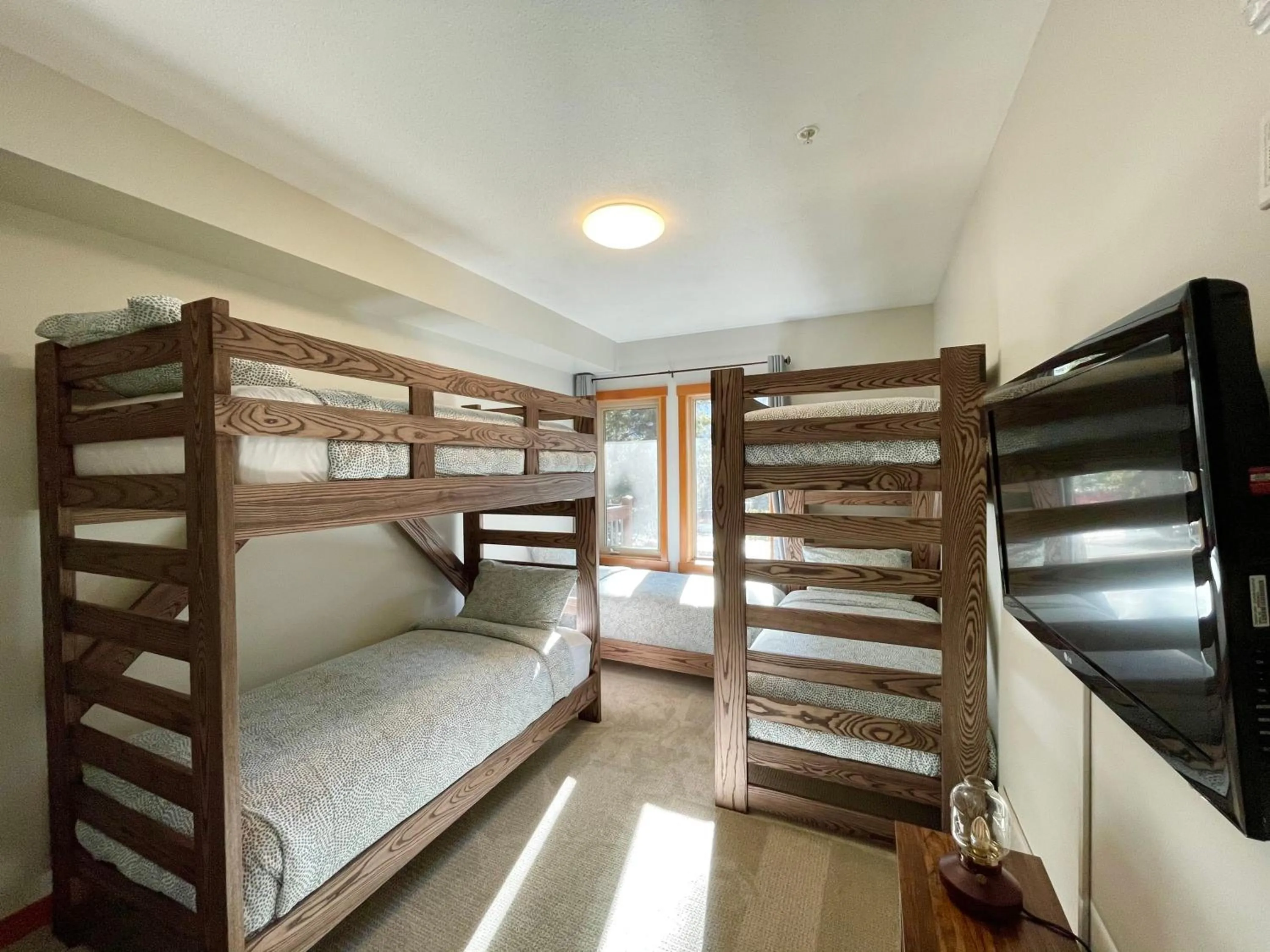 Bed in Newly Renovated Grizzly Lodge, Spacious 3BR 2BA with open pool, hot tub