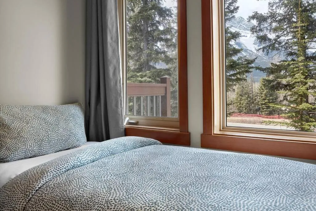 Bed in Newly Renovated Grizzly Lodge, Spacious 3BR 2BA with open pool, hot tub