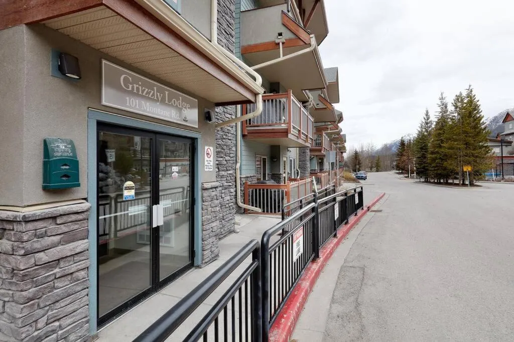 Newly Renovated Grizzly Lodge, Spacious 3BR 2BA with open pool, hot tub