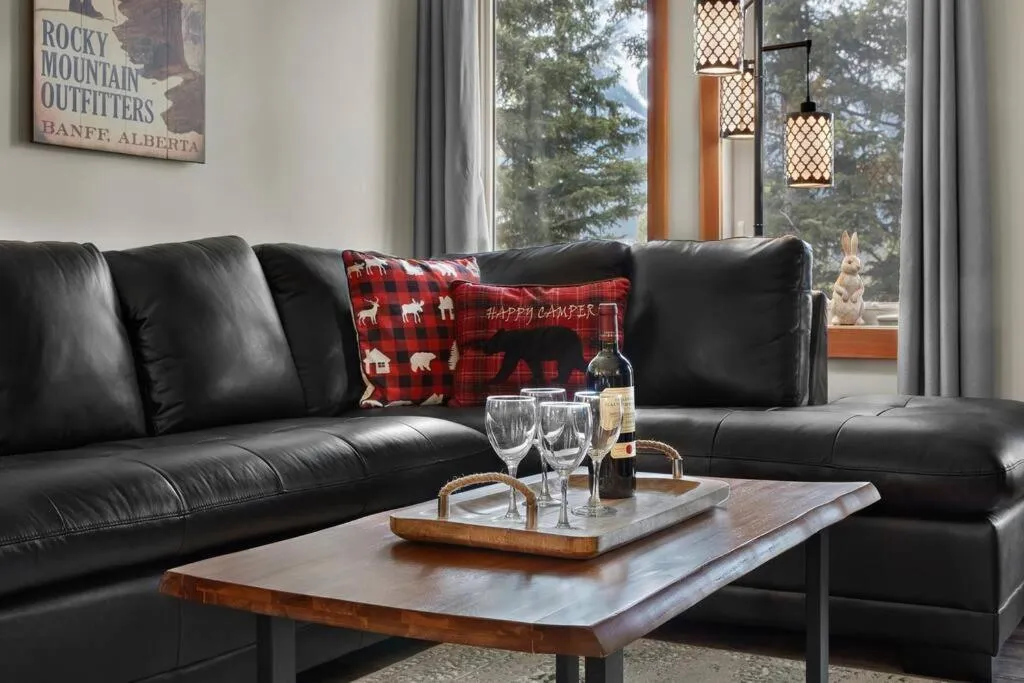 Newly Renovated Grizzly Lodge, Spacious 3BR 2BA with open pool, hot tub