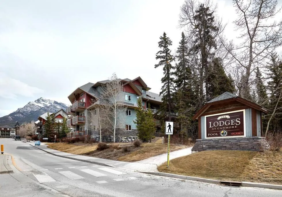 Newly Renovated Grizzly Lodge, Spacious 3BR 2BA with open pool, hot tub