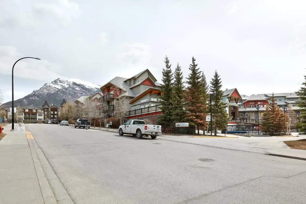 Newly Renovated Grizzly Lodge, Spacious 3BR 2BA with open pool, hot tub