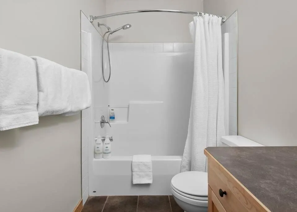 Newly Renovated Grizzly Lodge, Spacious 3BR 2BA with open pool, hot tub