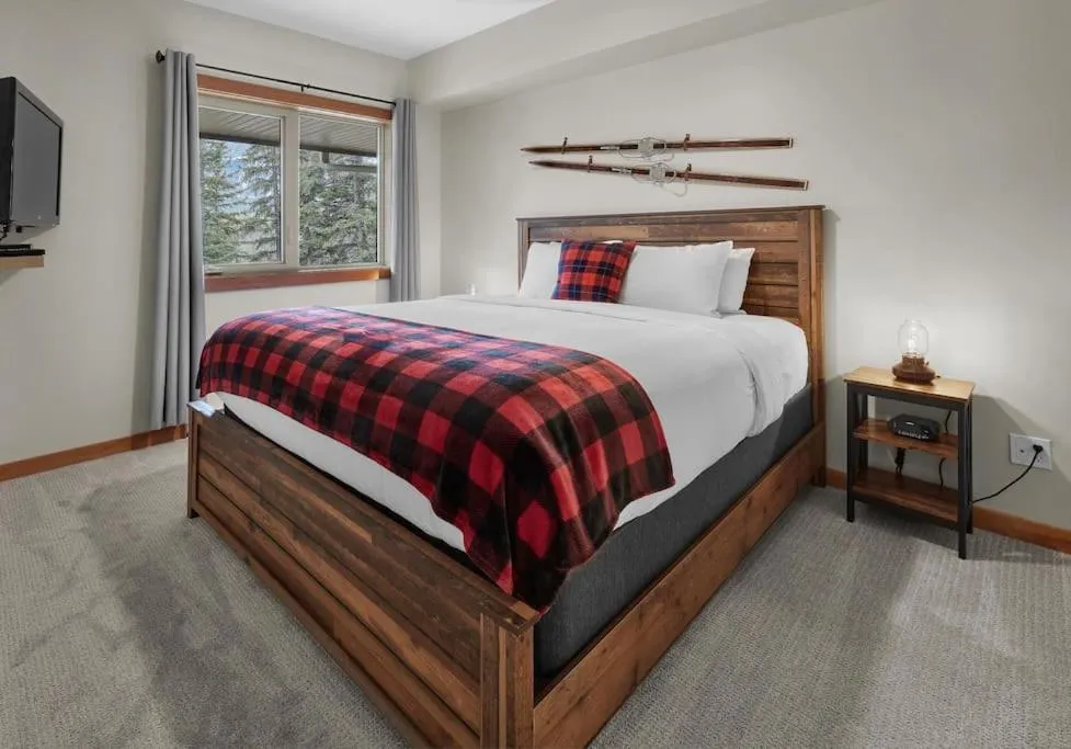 Bed in Newly Renovated Grizzly Lodge, Spacious 3BR 2BA with open pool, hot tub