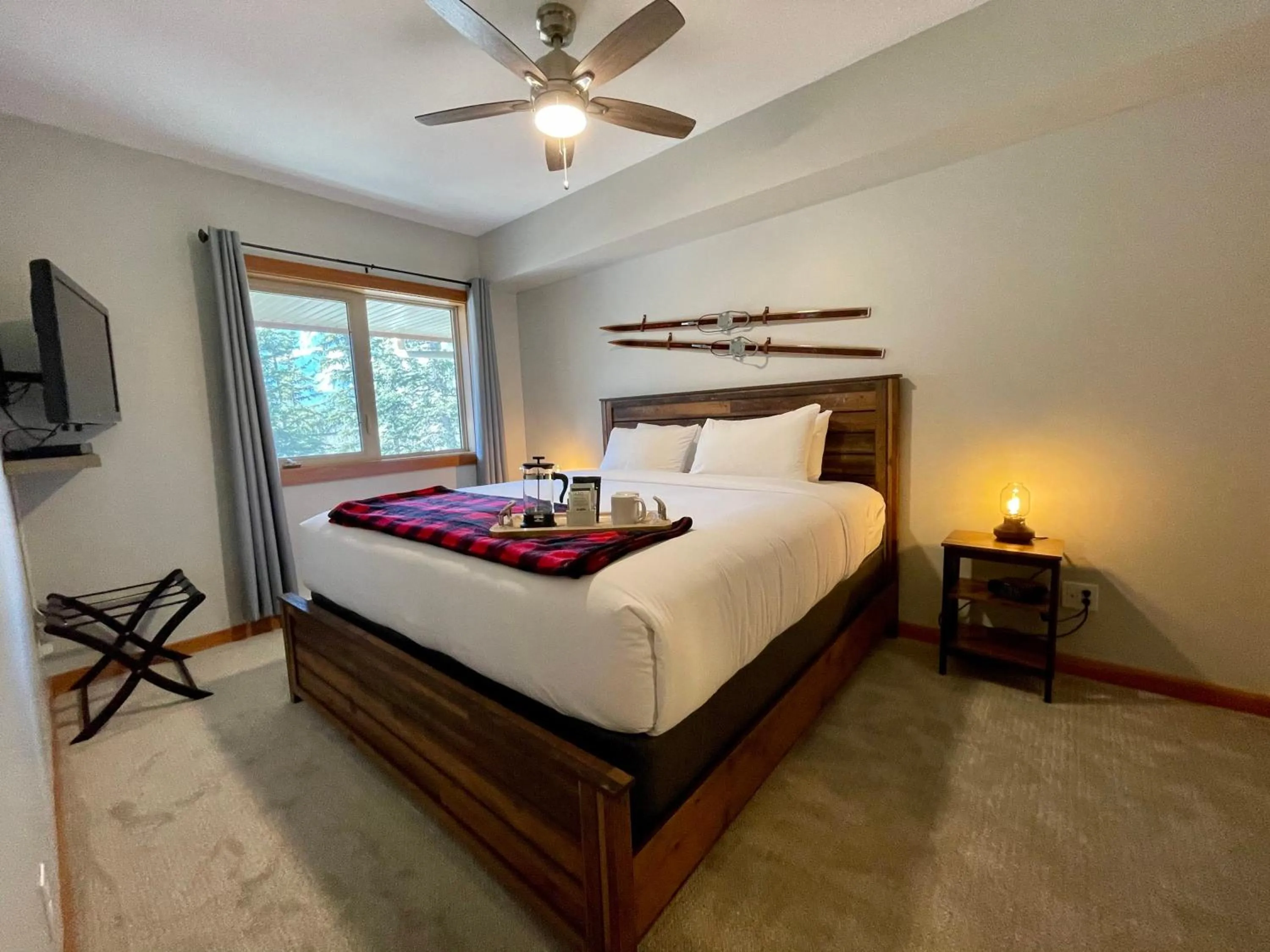 Bed in Newly Renovated Grizzly Lodge, Spacious 3BR 2BA with open pool, hot tub