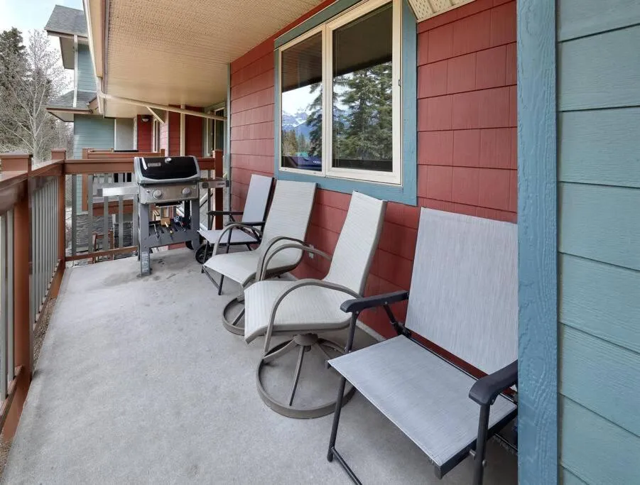 Newly Renovated Grizzly Lodge, Spacious 3BR 2BA with open pool, hot tub