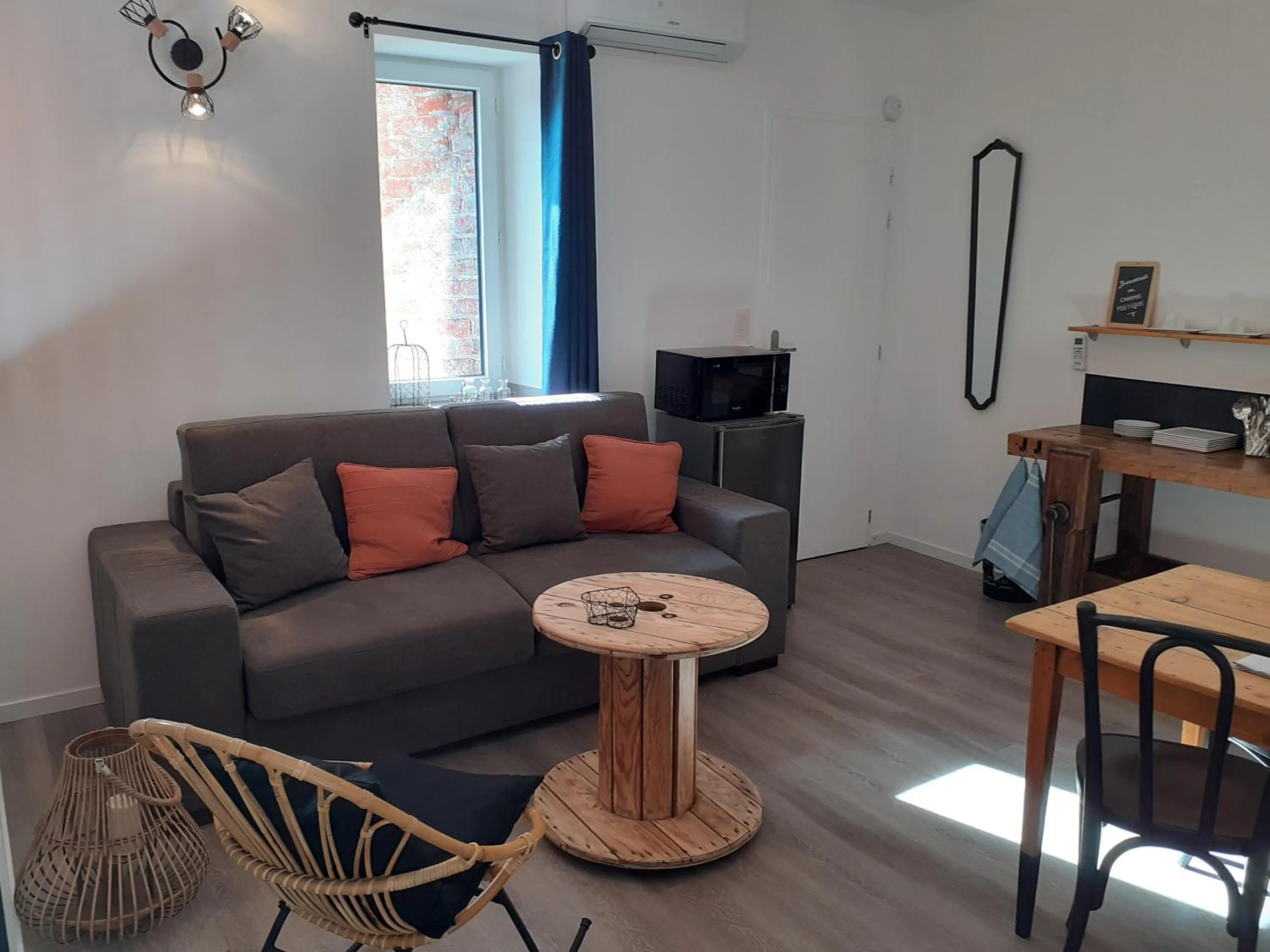 Living room in CHARMES EN VILLE Le Charme Poétique