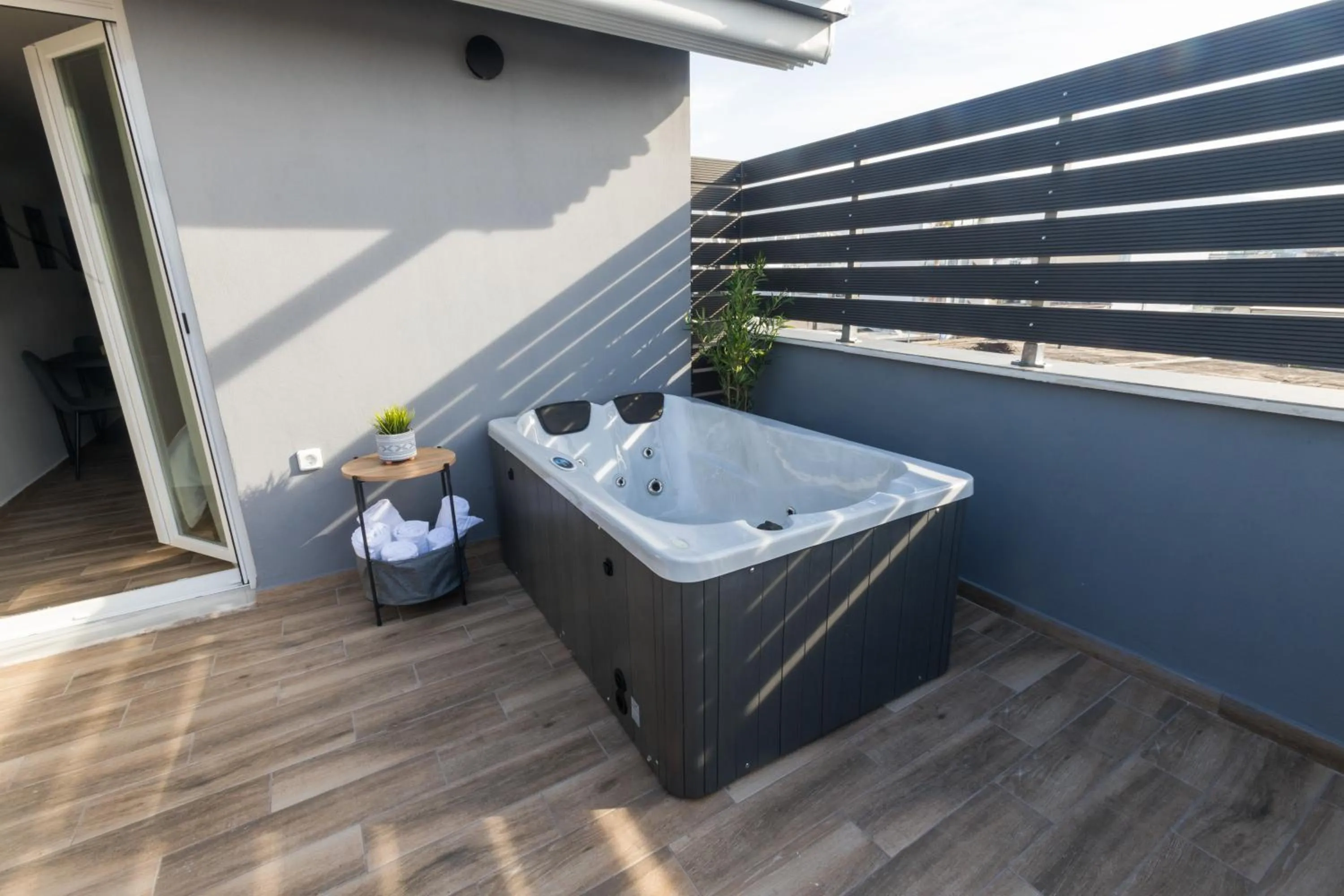 Hot Tub in Raise Athens Metro Apartments