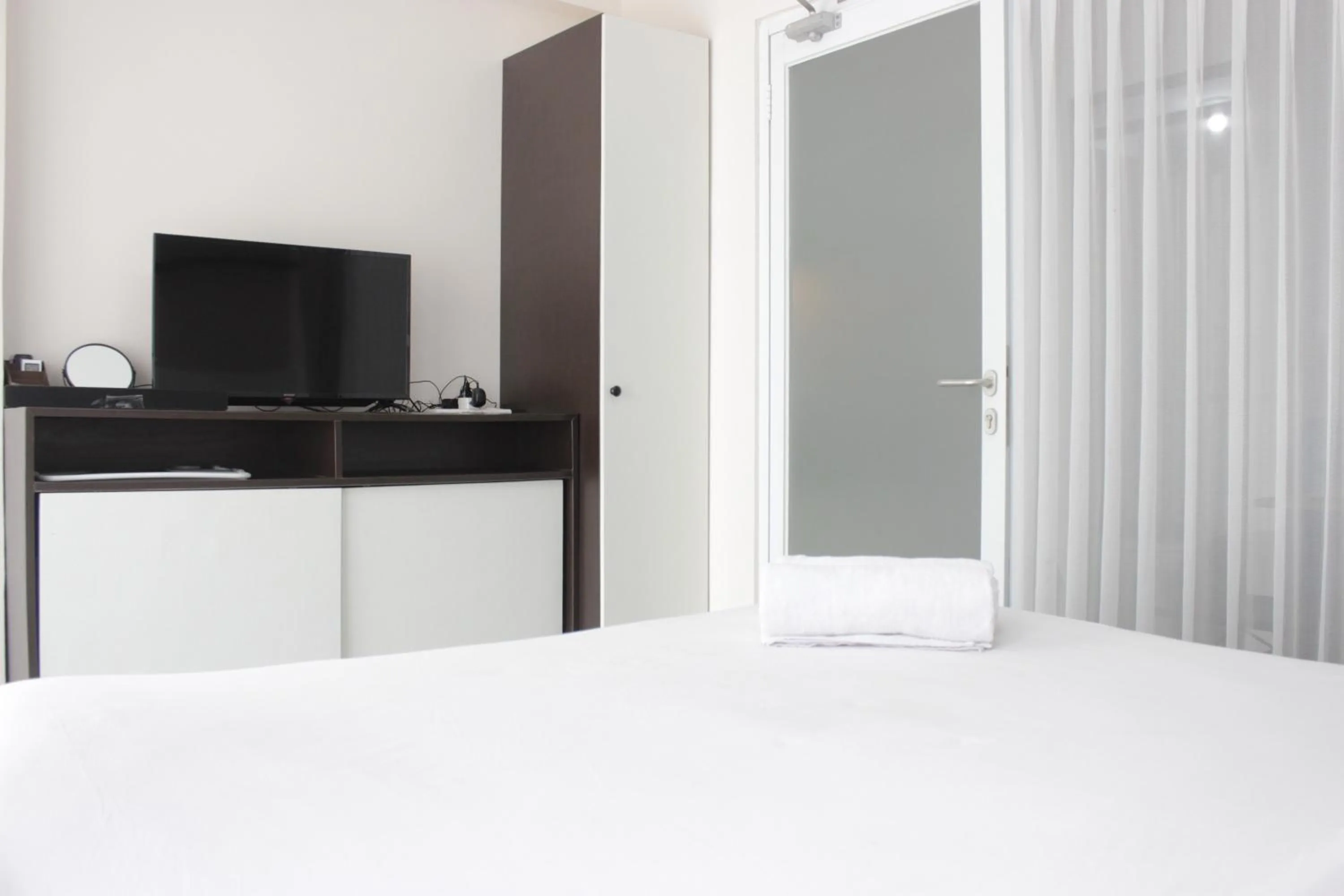 Bed in Artistic 1BR Apartment at Gateway Pasteur near Exit Toll Pasteur By Travelio