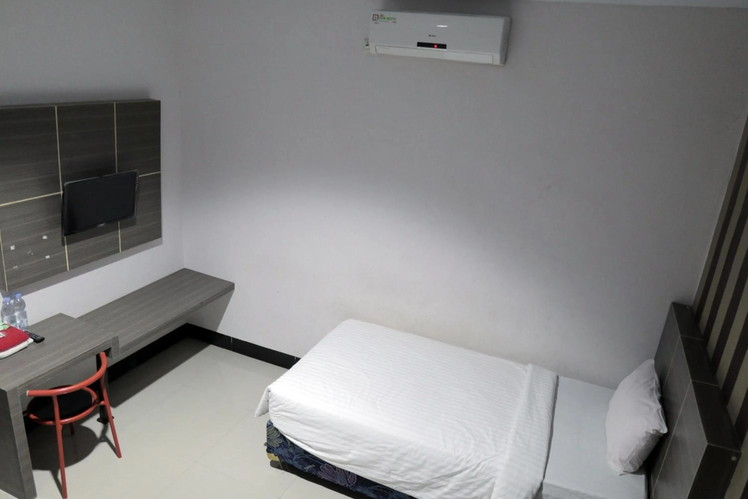 Photo of the whole room, Bed in RedDoorz @ Pasangkayu Mamuju Utara