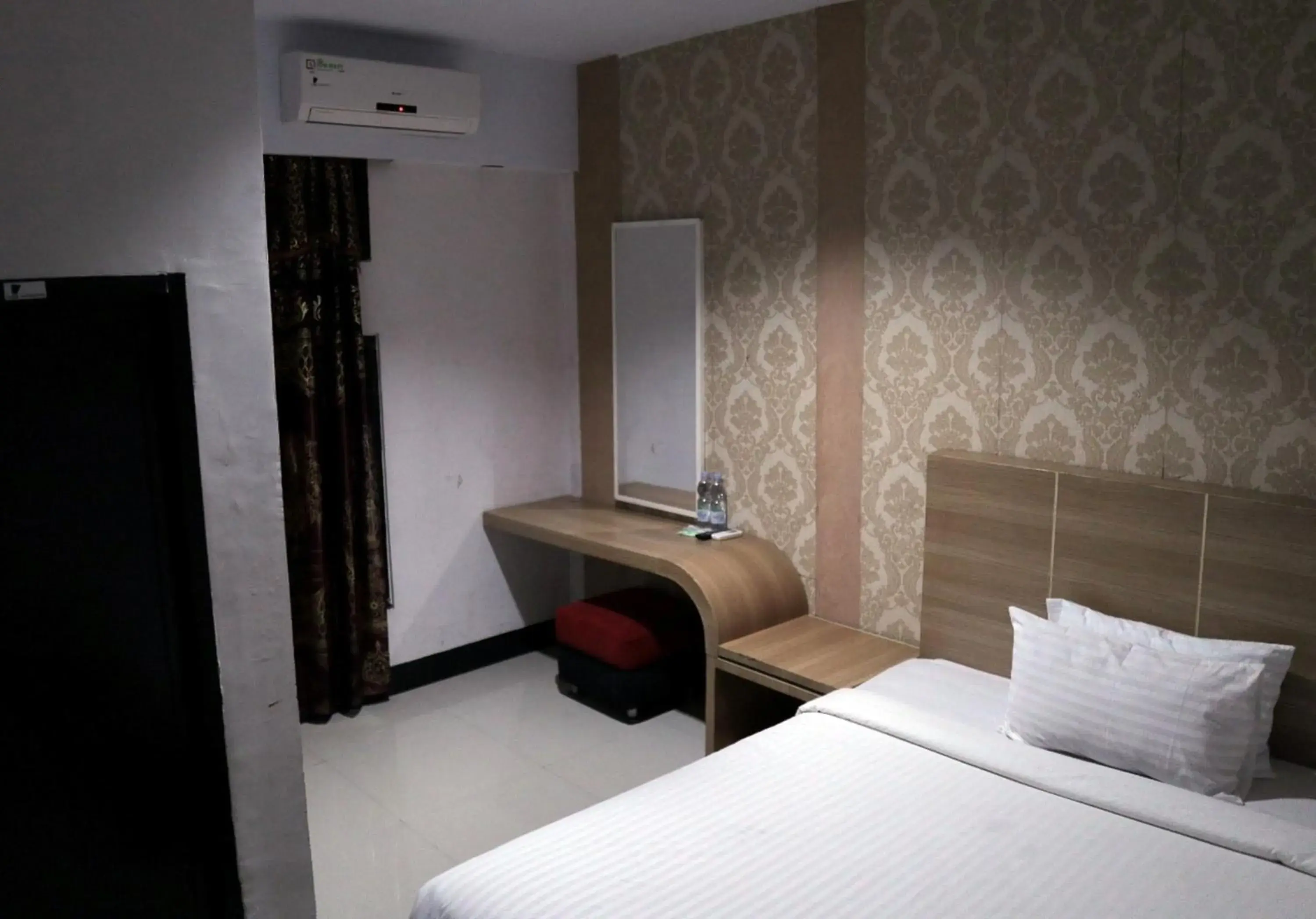 Deluxe Double Room in RedDoorz @ Pasangkayu Mamuju Utara Deluxe Double Room in RedDoorz @ Pasangkayu Mamuju Utara