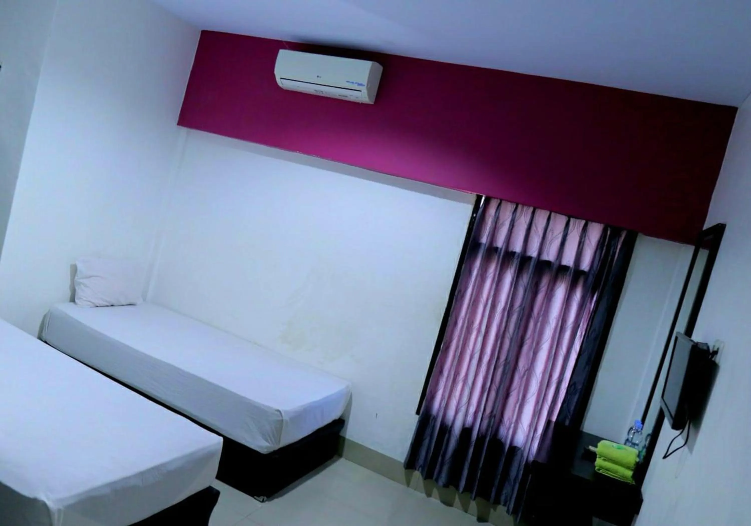Photo of the whole room, Bed in RedDoorz @ Pasangkayu Mamuju Utara