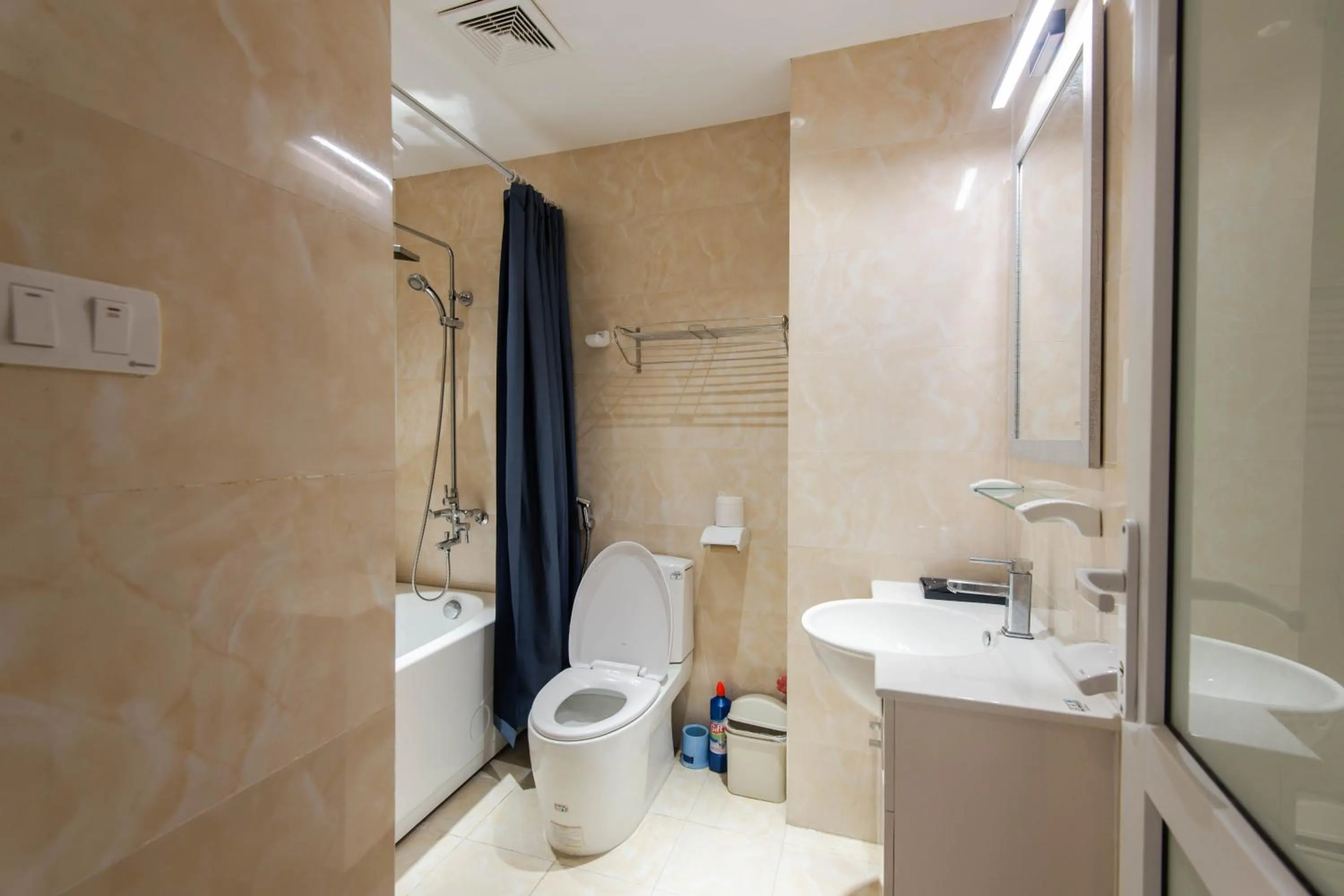 Shower in 22HOUSING 48 Phan Kế Bính