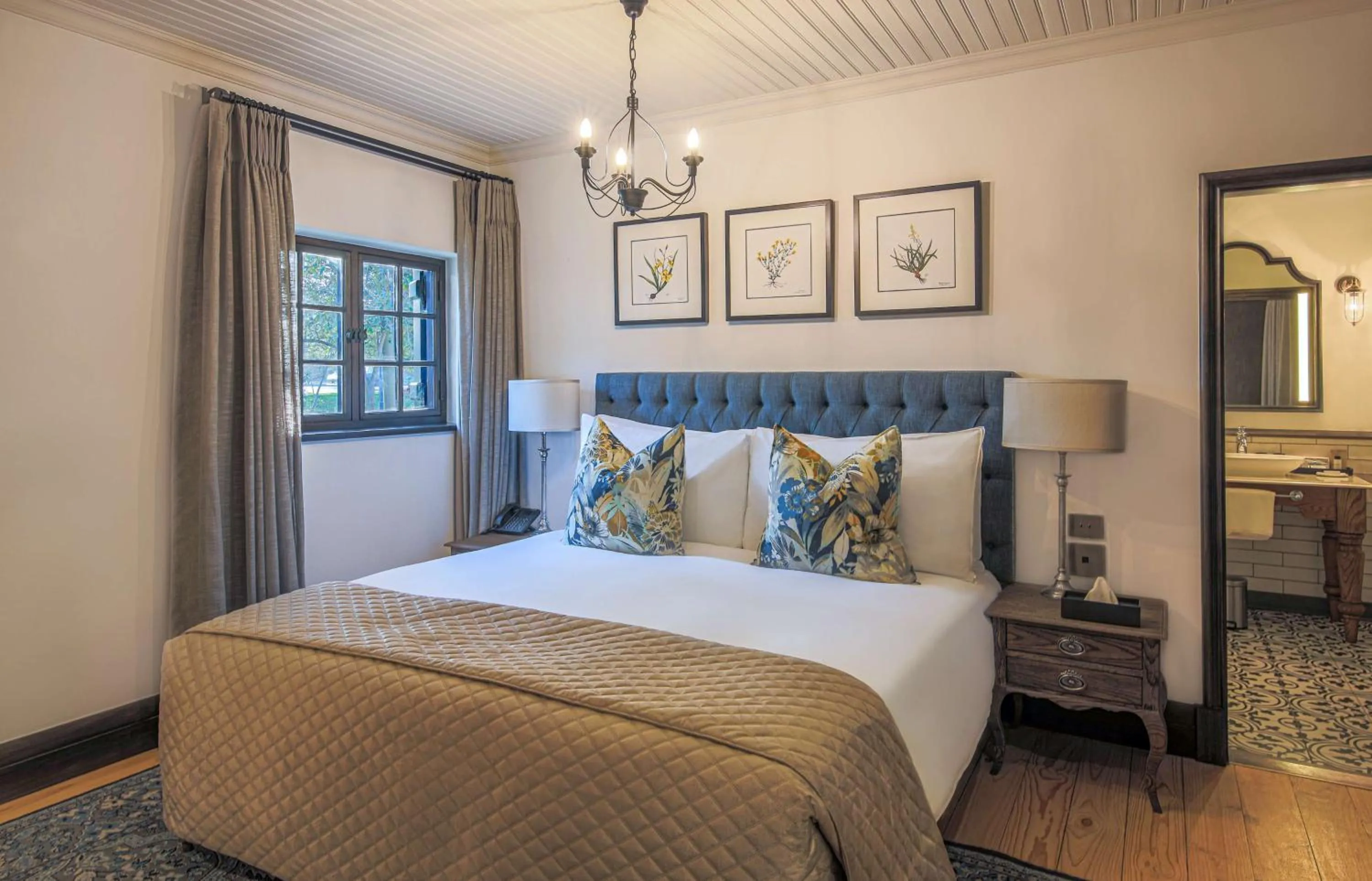 Photo of the whole room, Bed in Southern Sun de Wagen