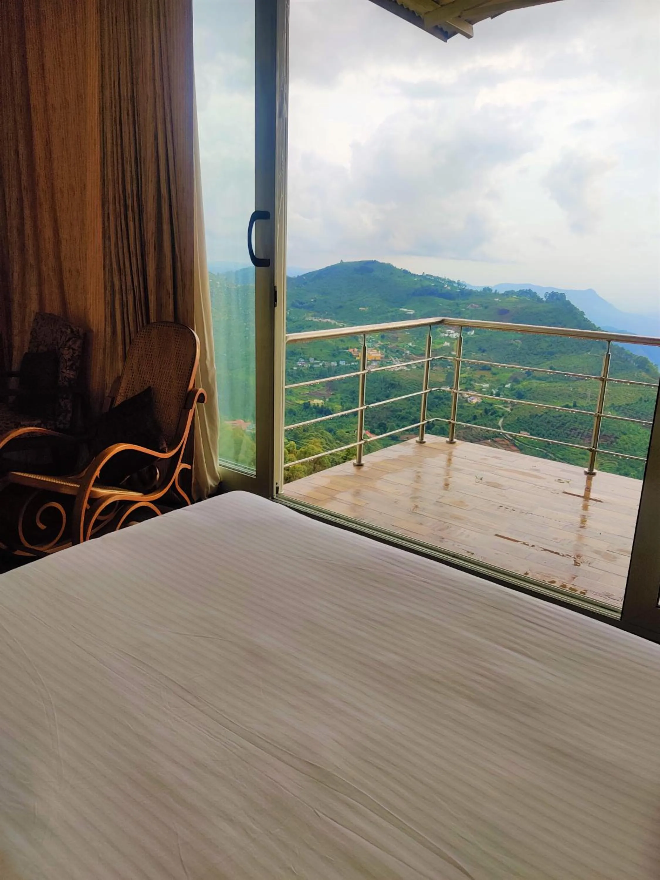 View (from property/room), Bed in Onondaga Kodaikanal