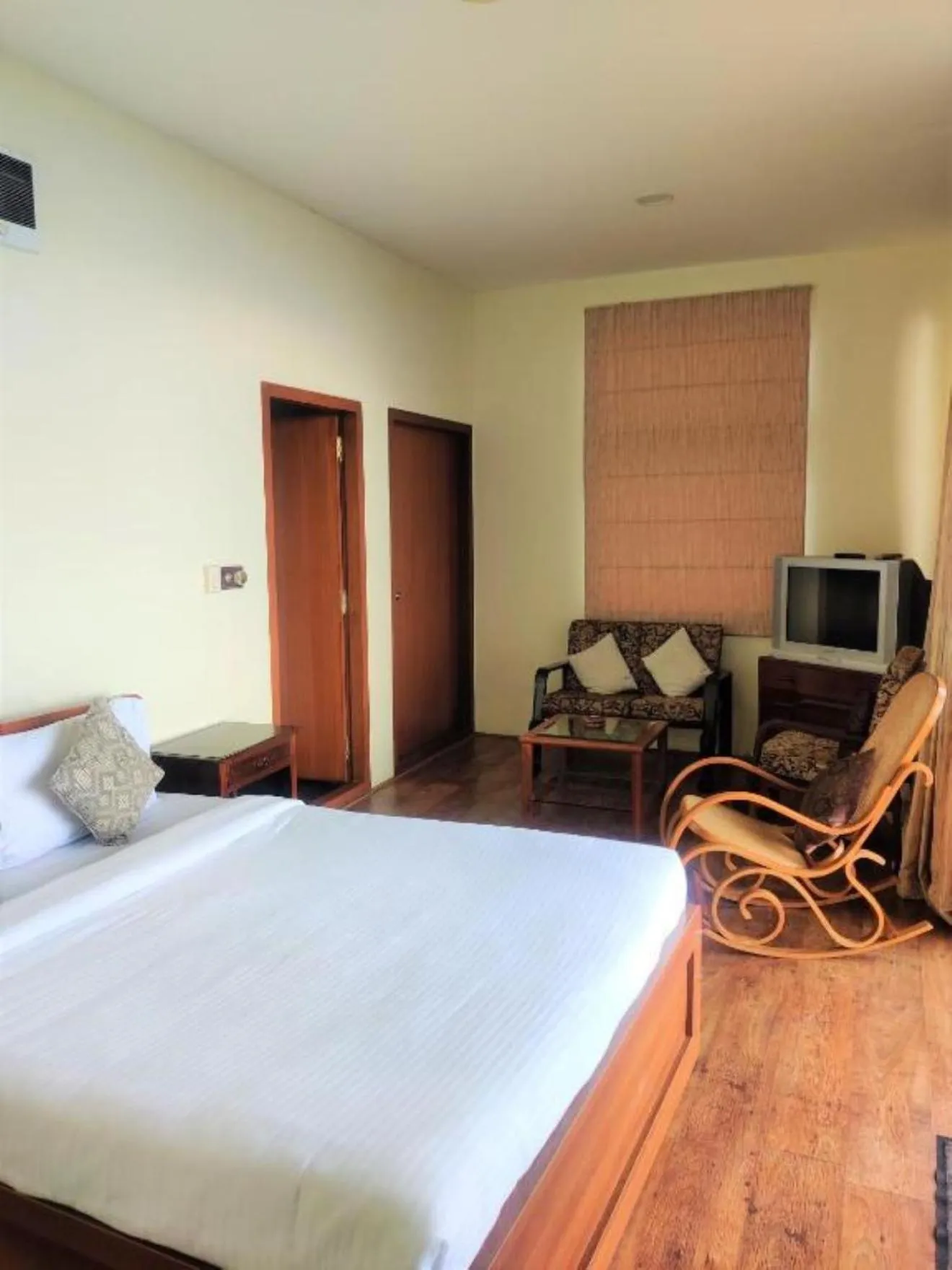 Seating area, Bed in Onondaga Kodaikanal