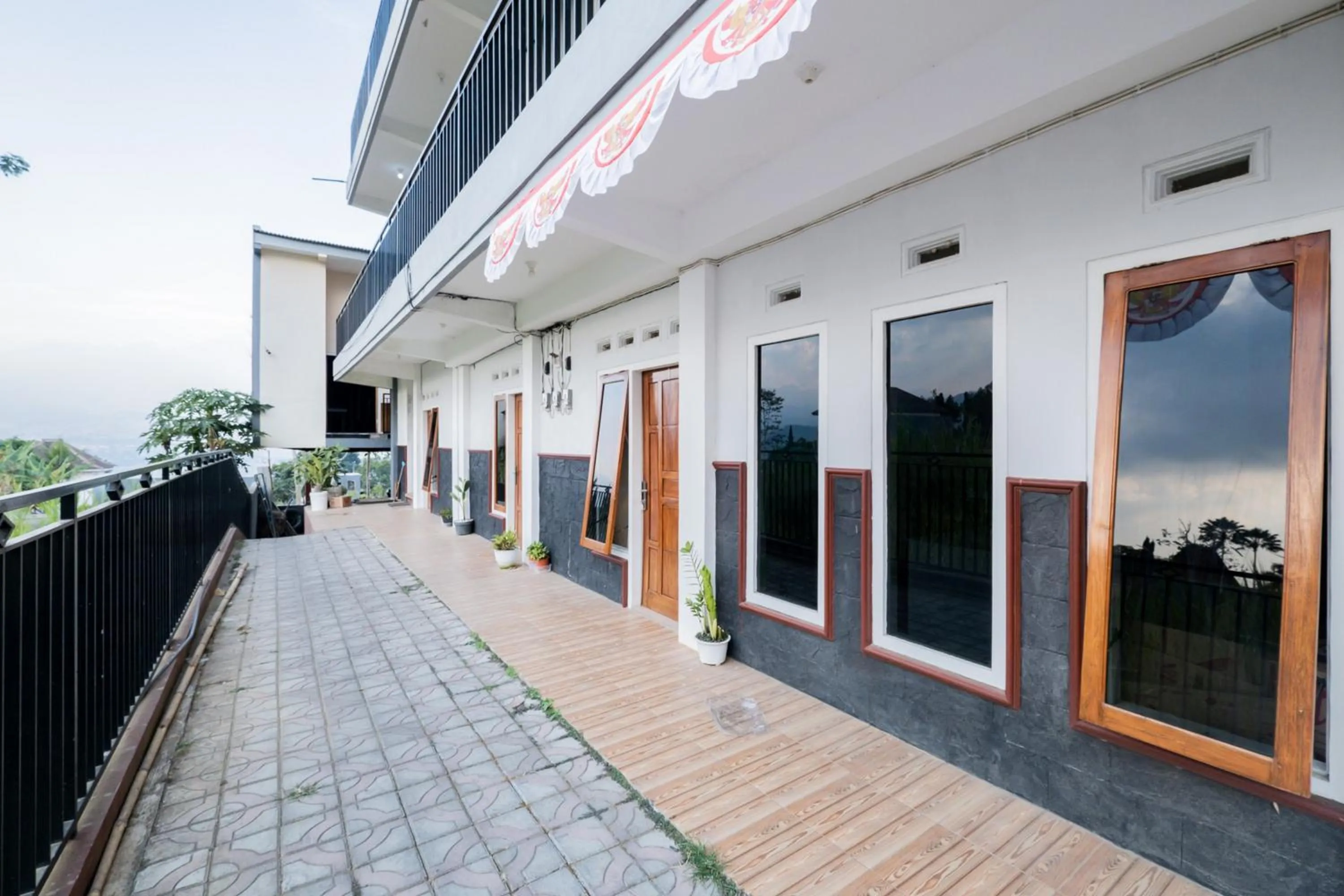 Facade/entrance in RedDoorz at Omahku Guest House Batu
