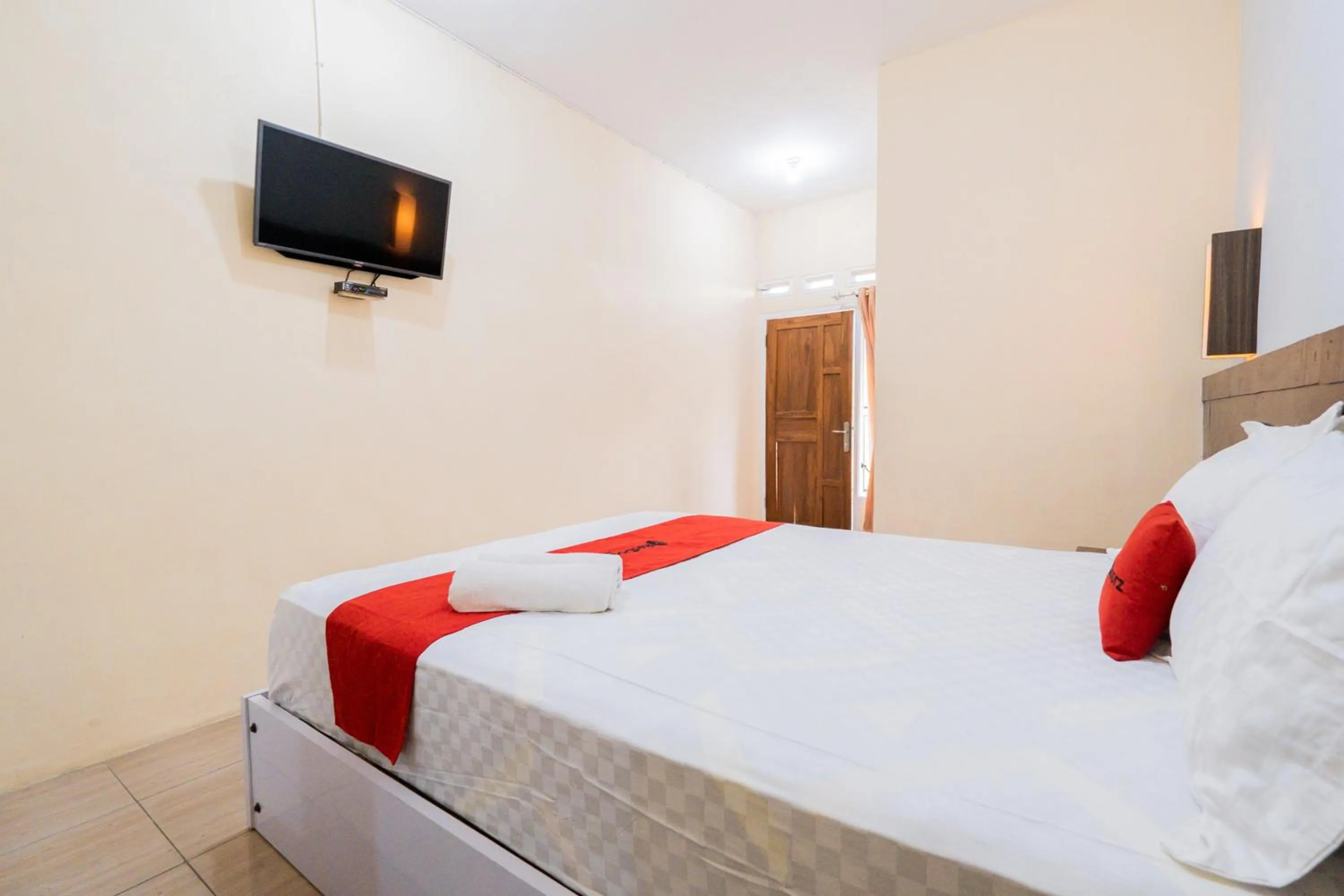 Bedroom, Bed in RedDoorz at Omahku Guest House Batu