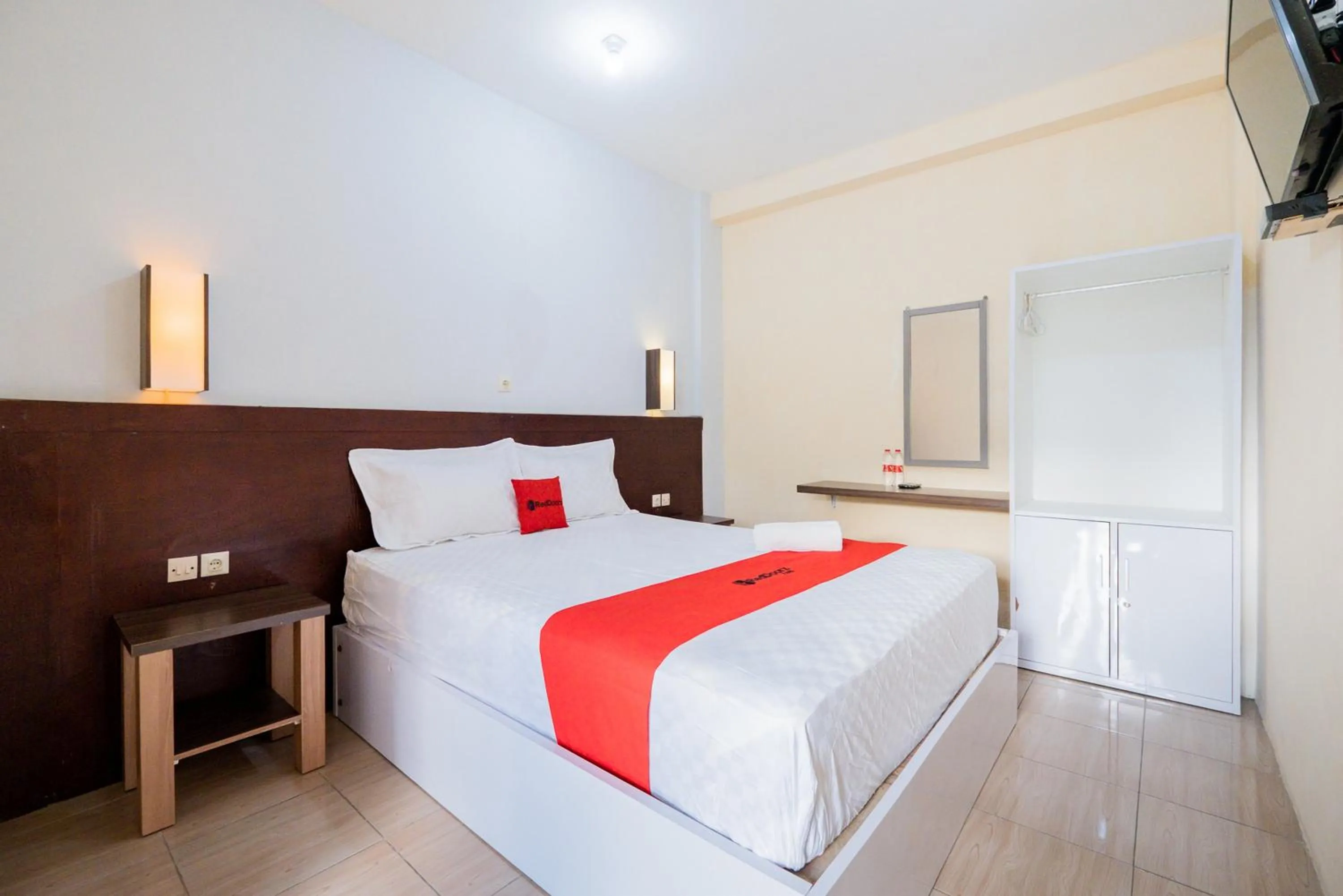 Bed in RedDoorz at Omahku Guest House Batu