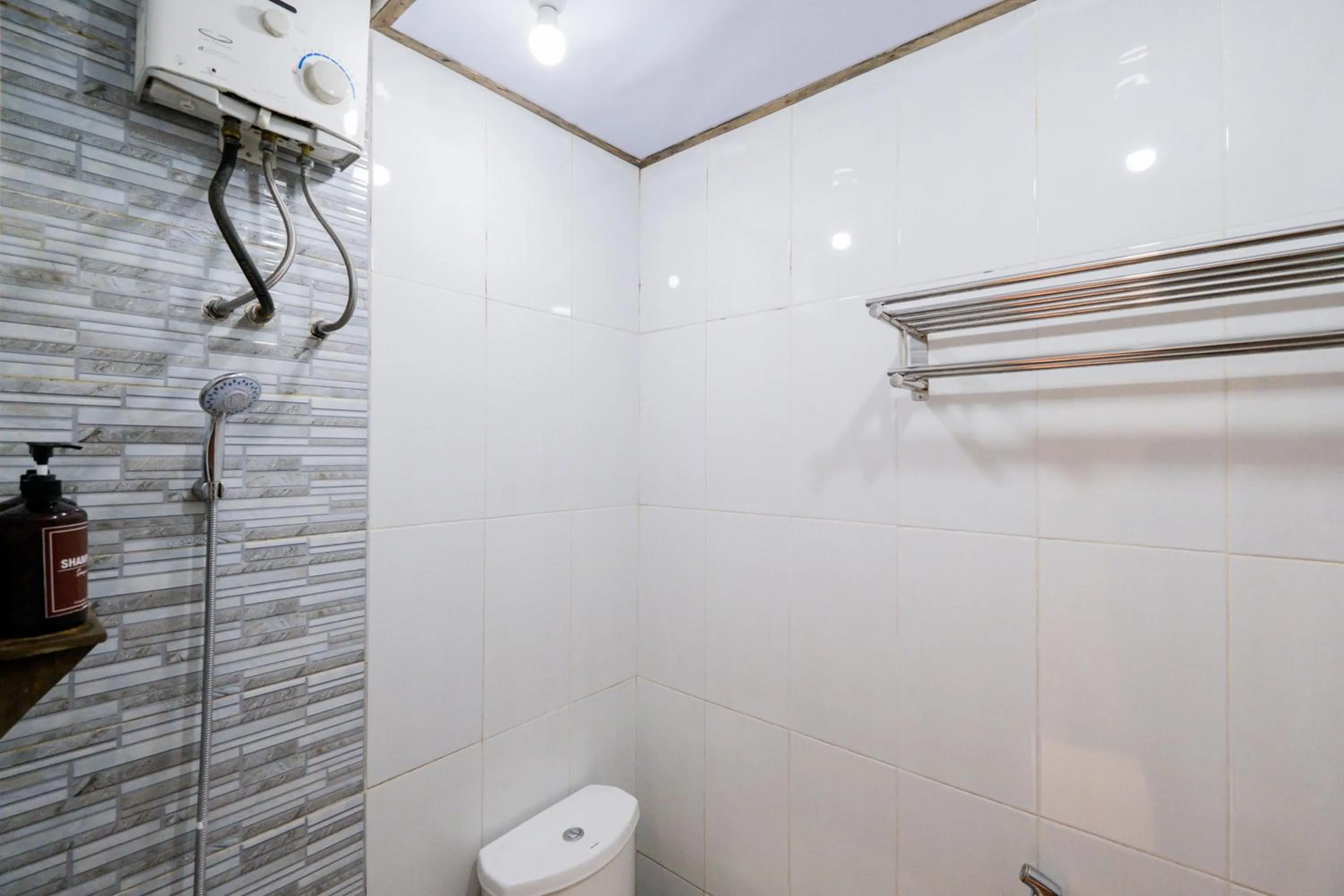 Bathroom in RedDoorz at Omahku Guest House Batu