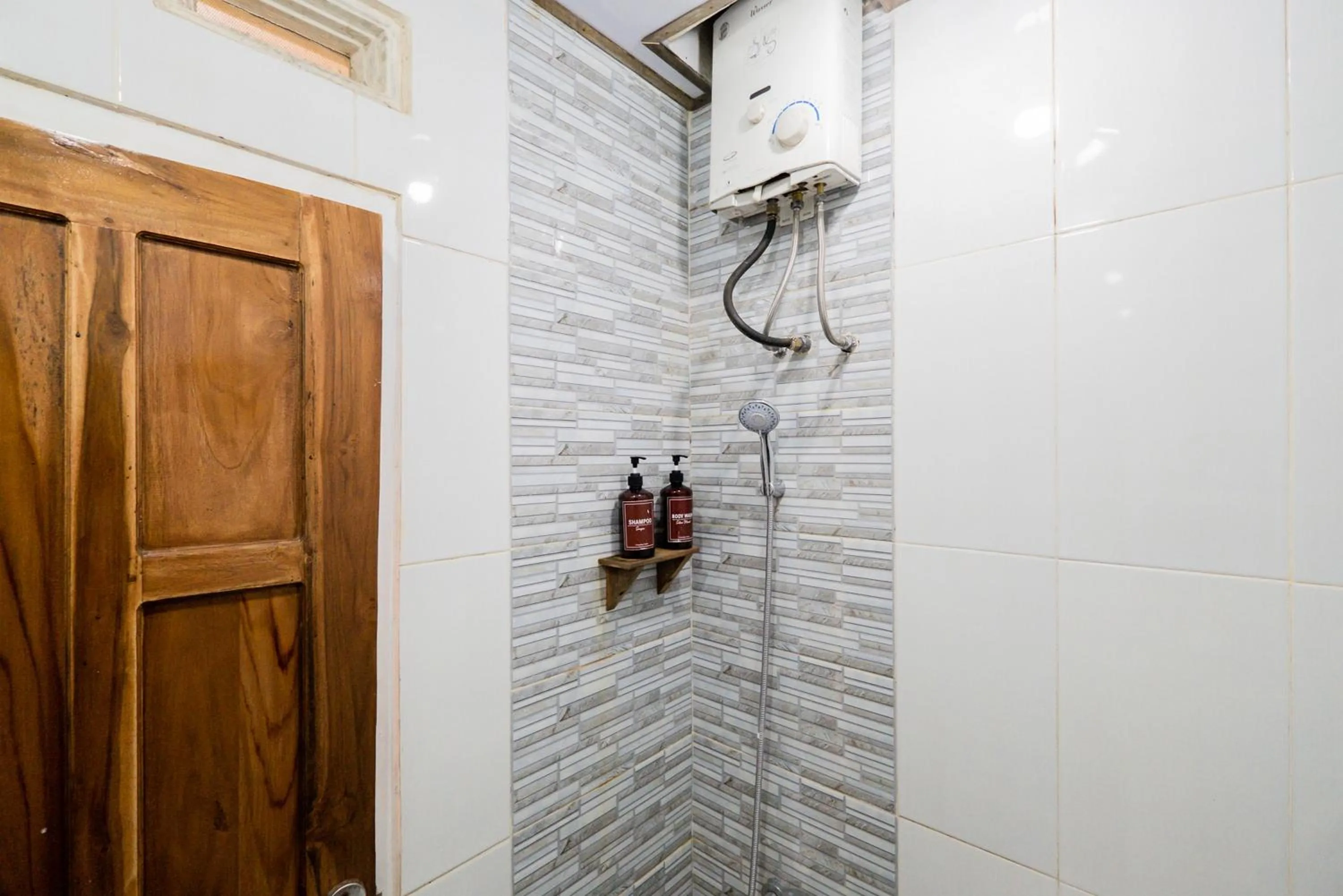 Bathroom in RedDoorz at Omahku Guest House Batu