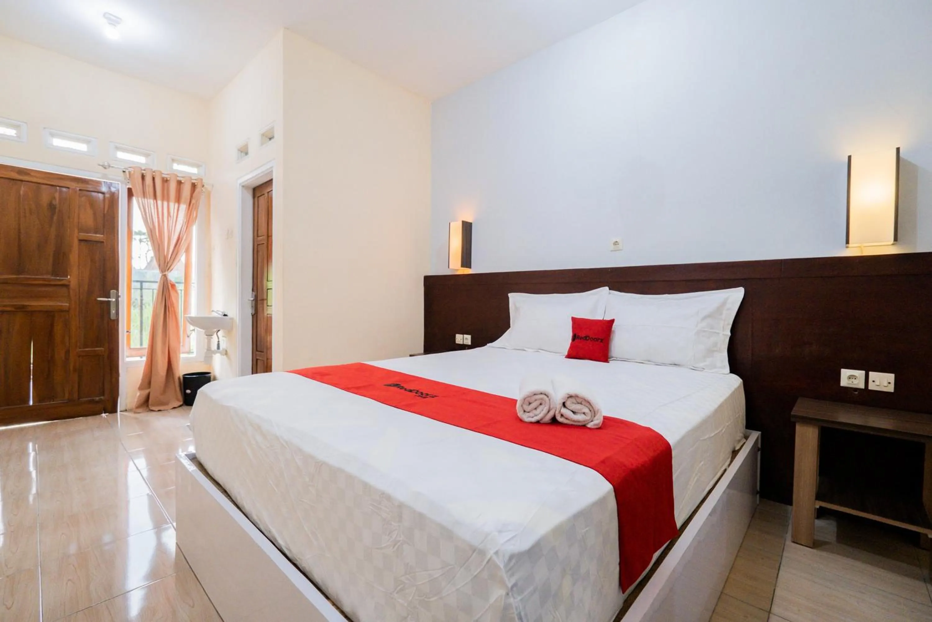 Bed in RedDoorz at Omahku Guest House Batu