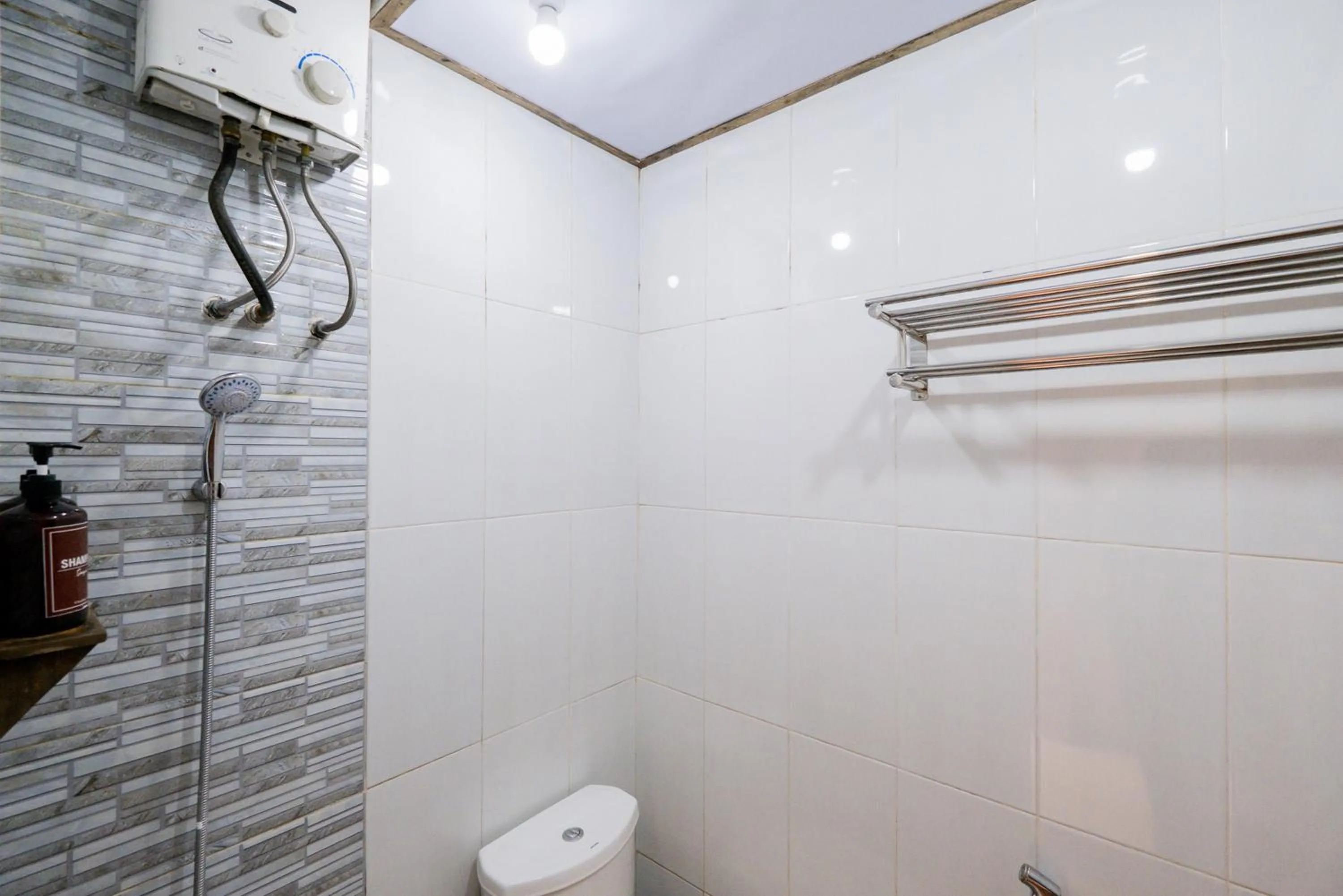 Bathroom in RedDoorz at Omahku Guest House Batu