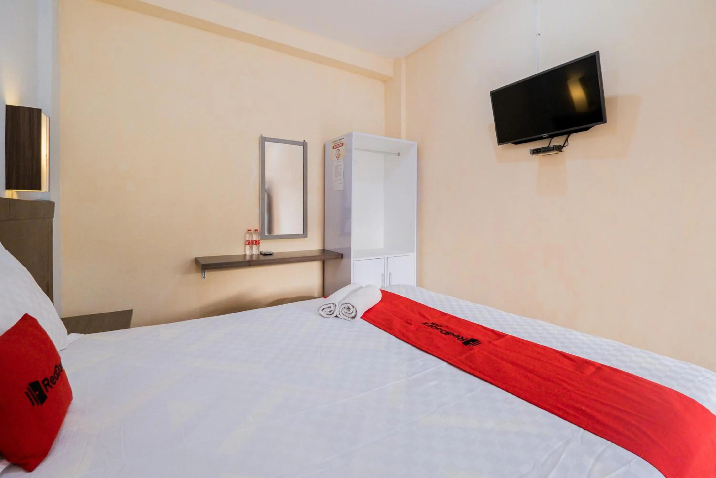 Bed in RedDoorz at Omahku Guest House Batu