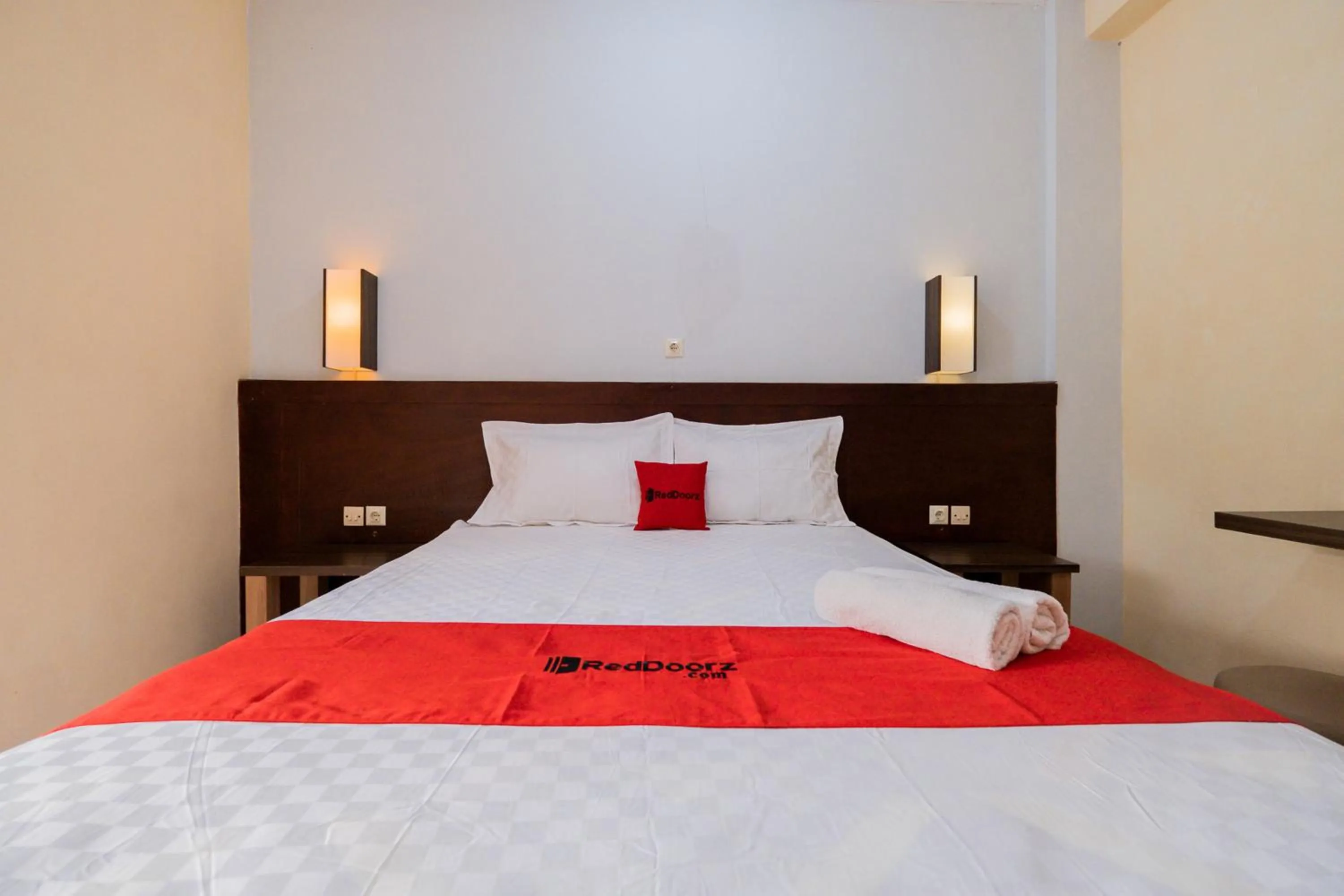 Bedroom, Bed in RedDoorz at Omahku Guest House Batu