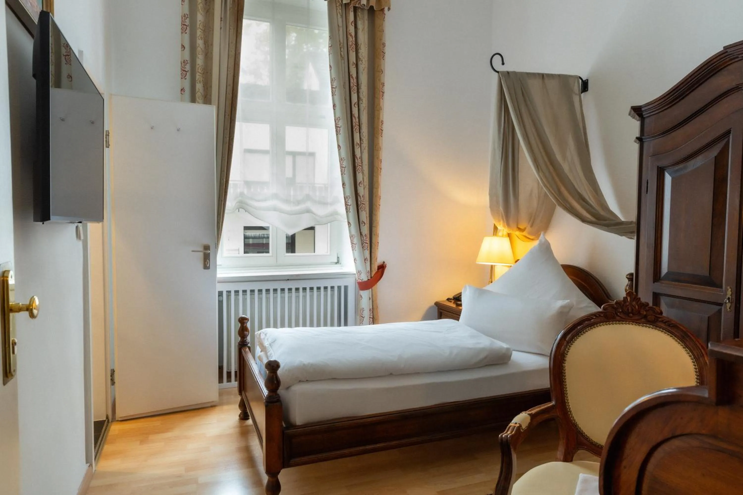Photo of the whole room, Bed in Hotel Weisses Haus