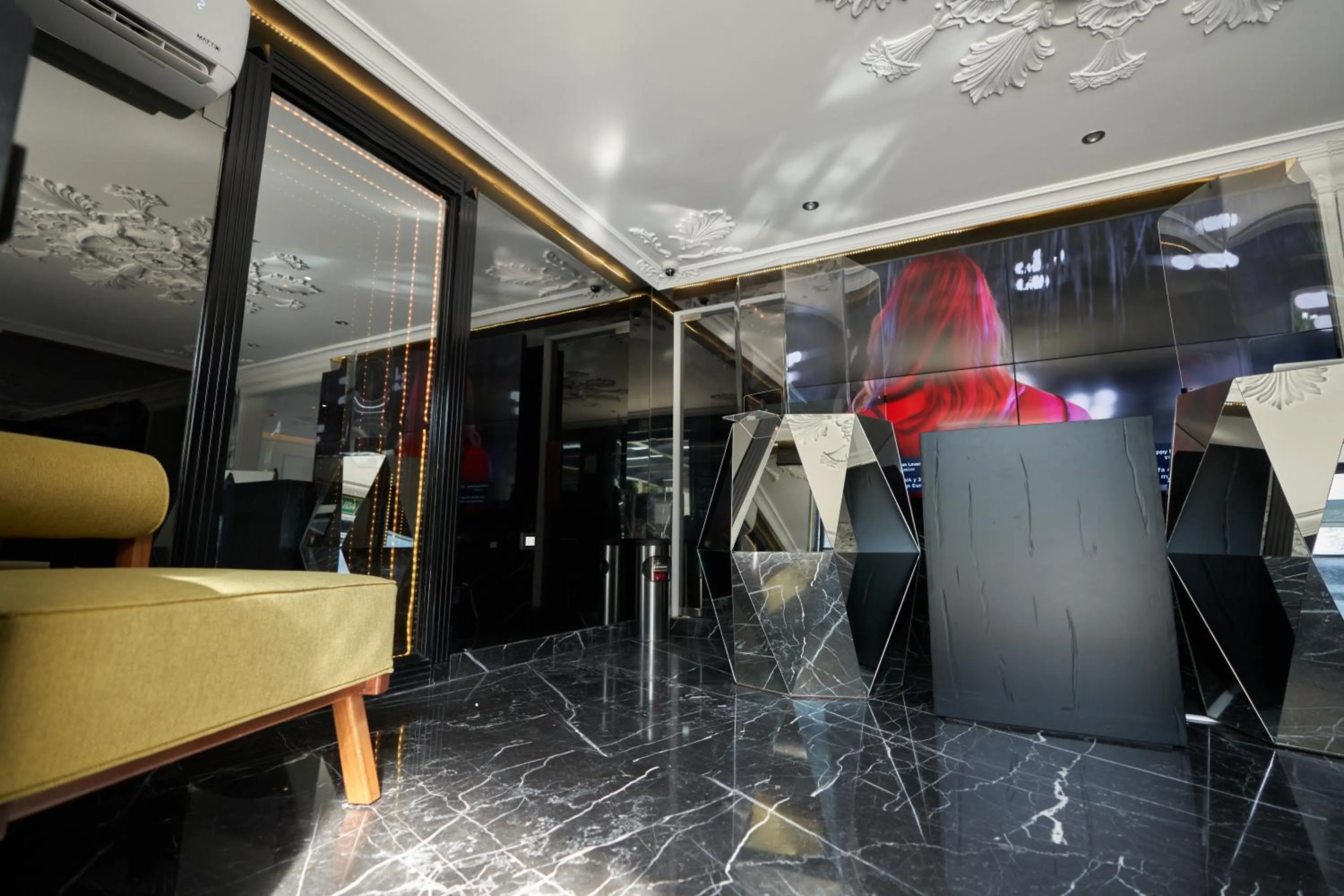 Lobby or reception in The Xperience by g