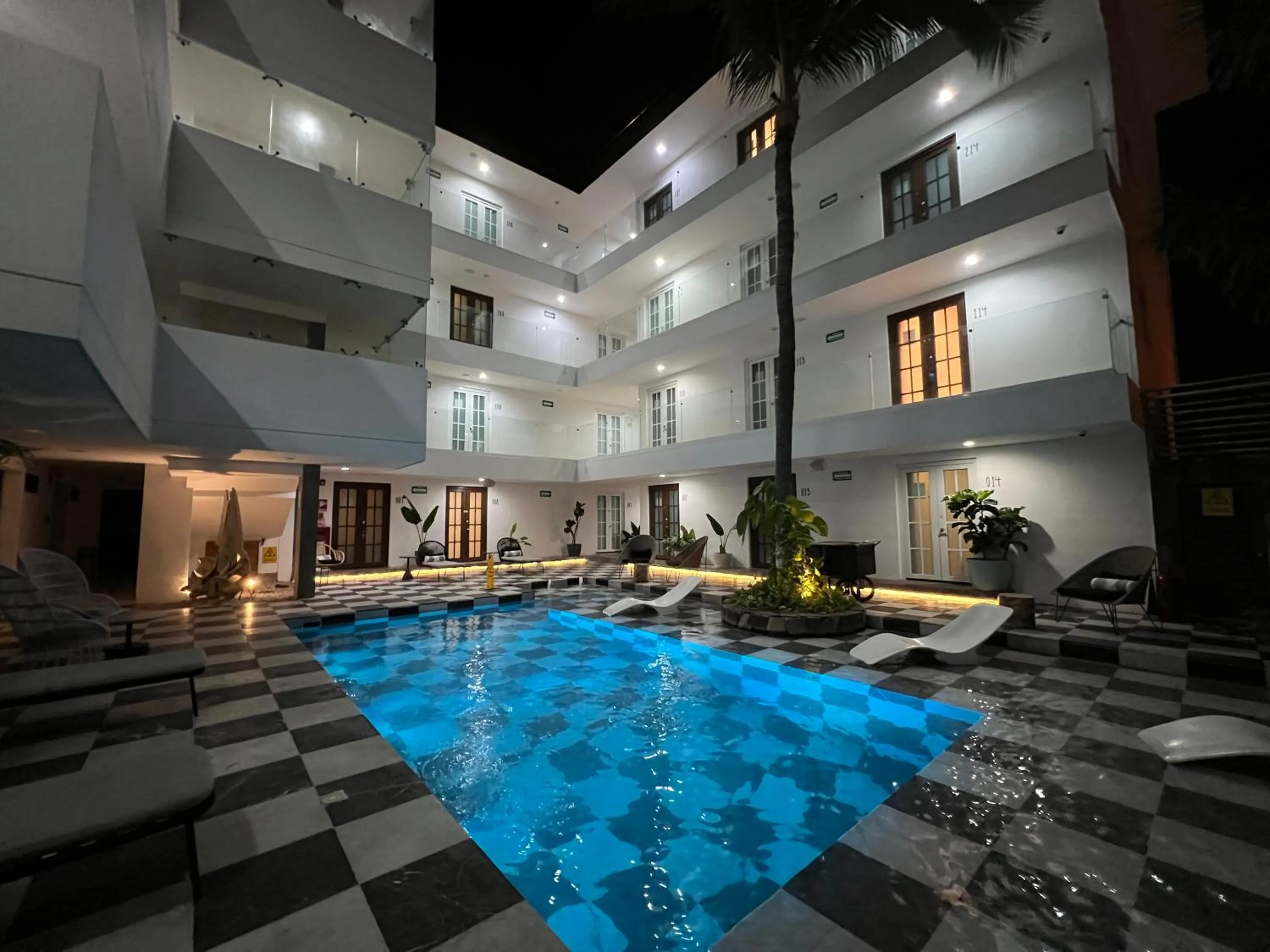 Swimming pool in The Xperience by g