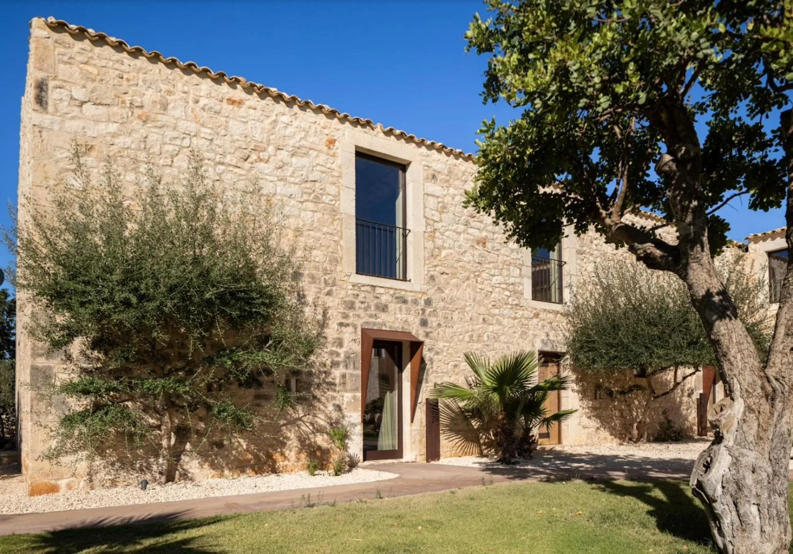 Property building in Pietra d'Acqua Resort & Spa by Geocharme