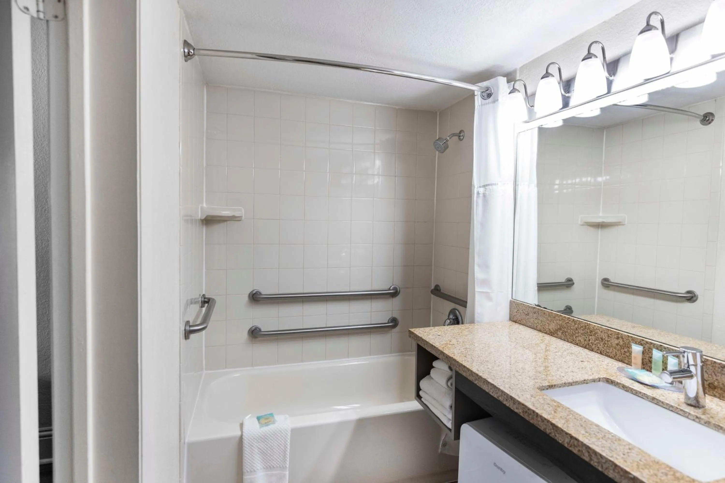 Shower in Avanti International Resort