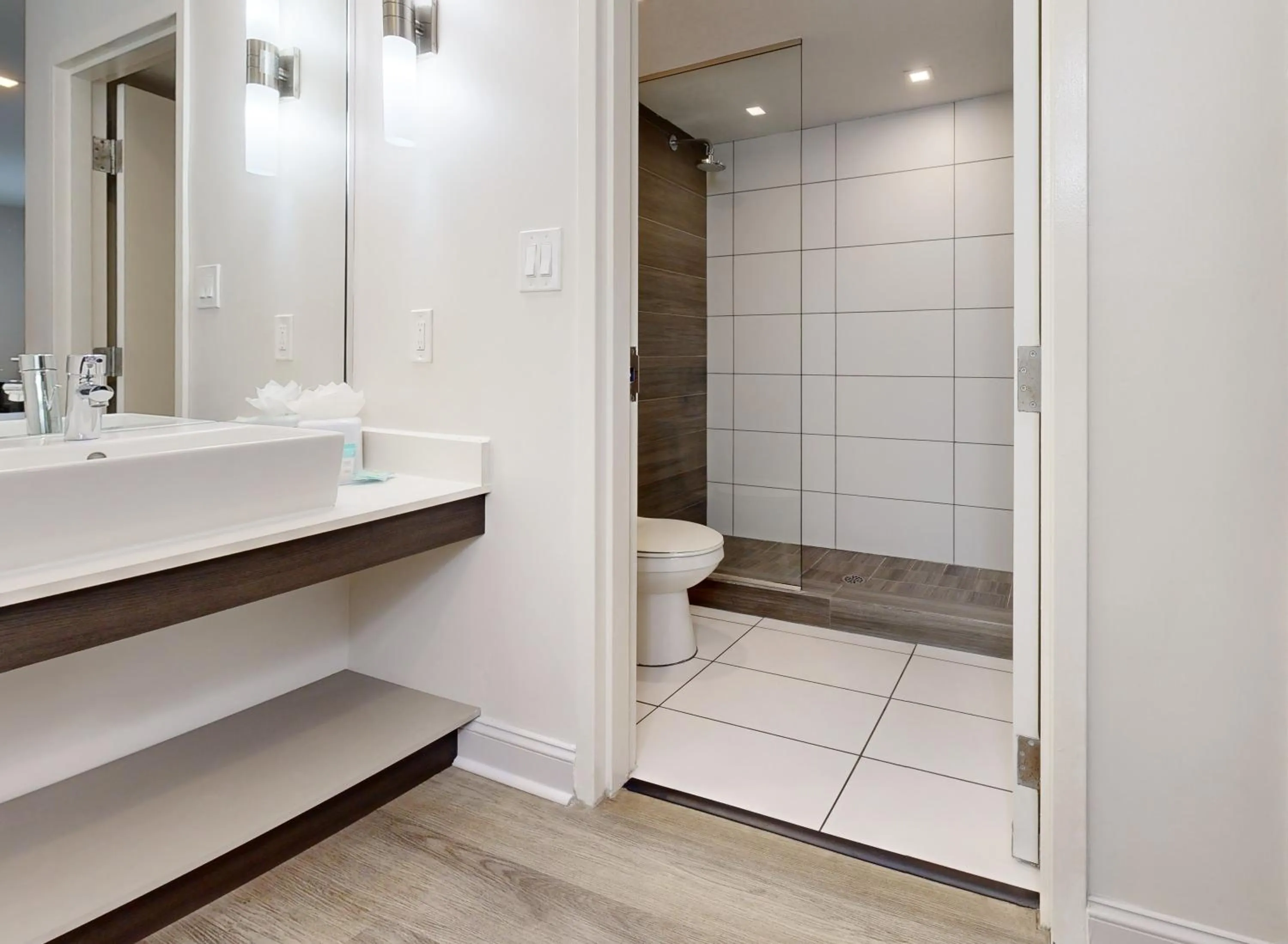 Shower in Avanti International Resort