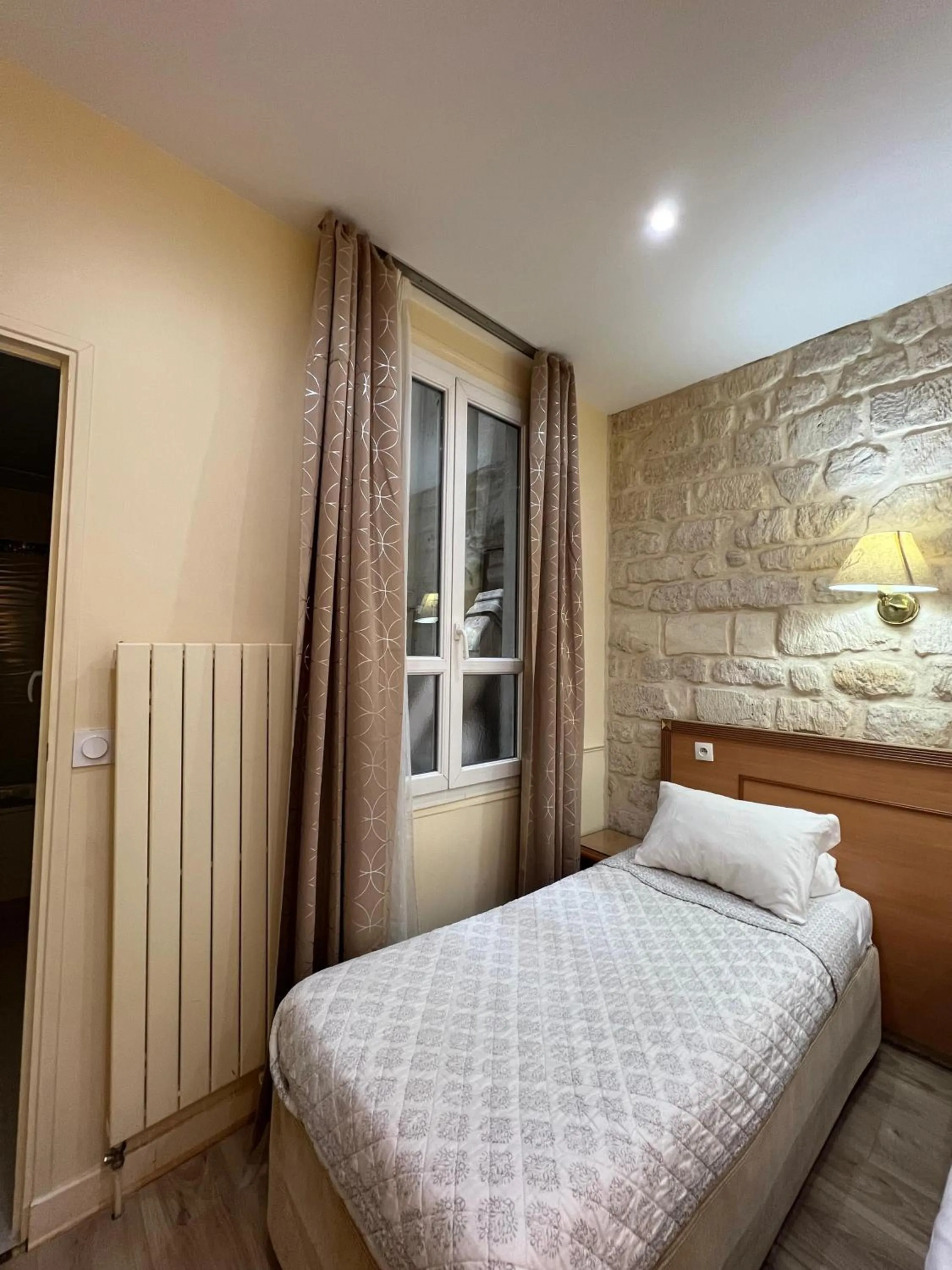 Bed in Hotel Havane Opera