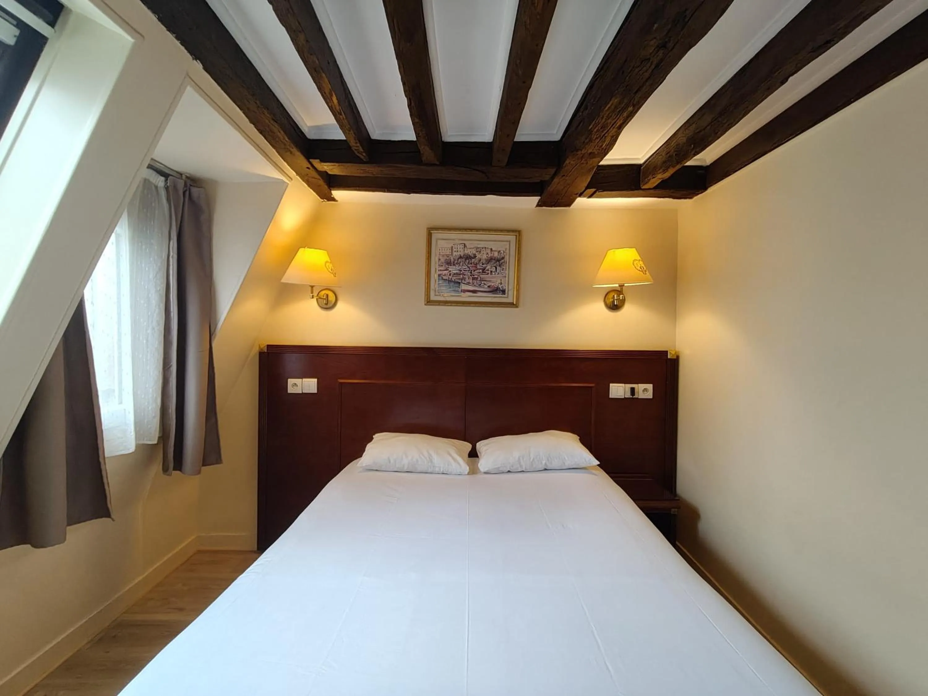 Bed in Hotel Havane Opera