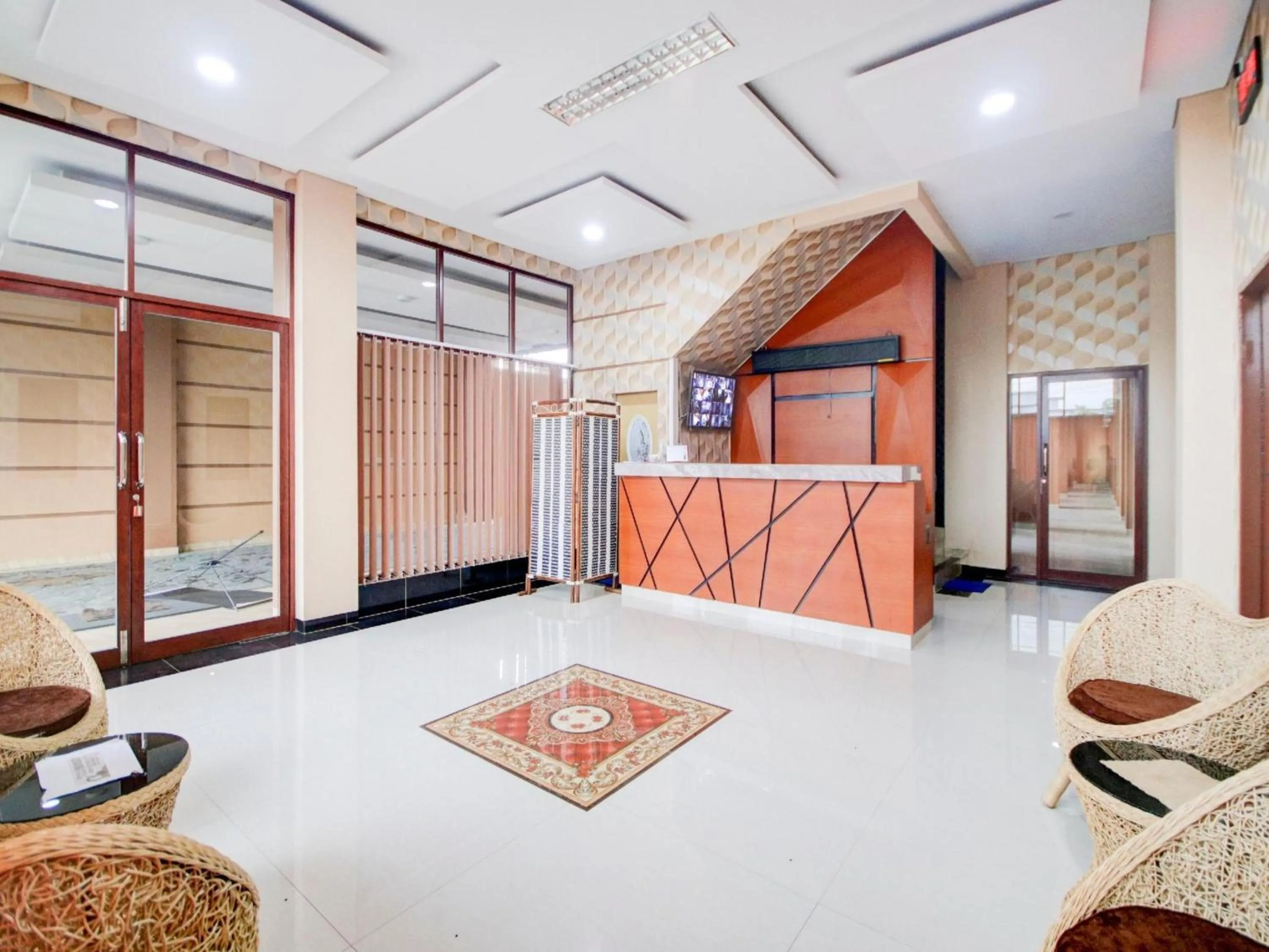 Lobby or reception in Hotel O Sean'S Residence Mansyur Near Universitas Sumatra Utara USU