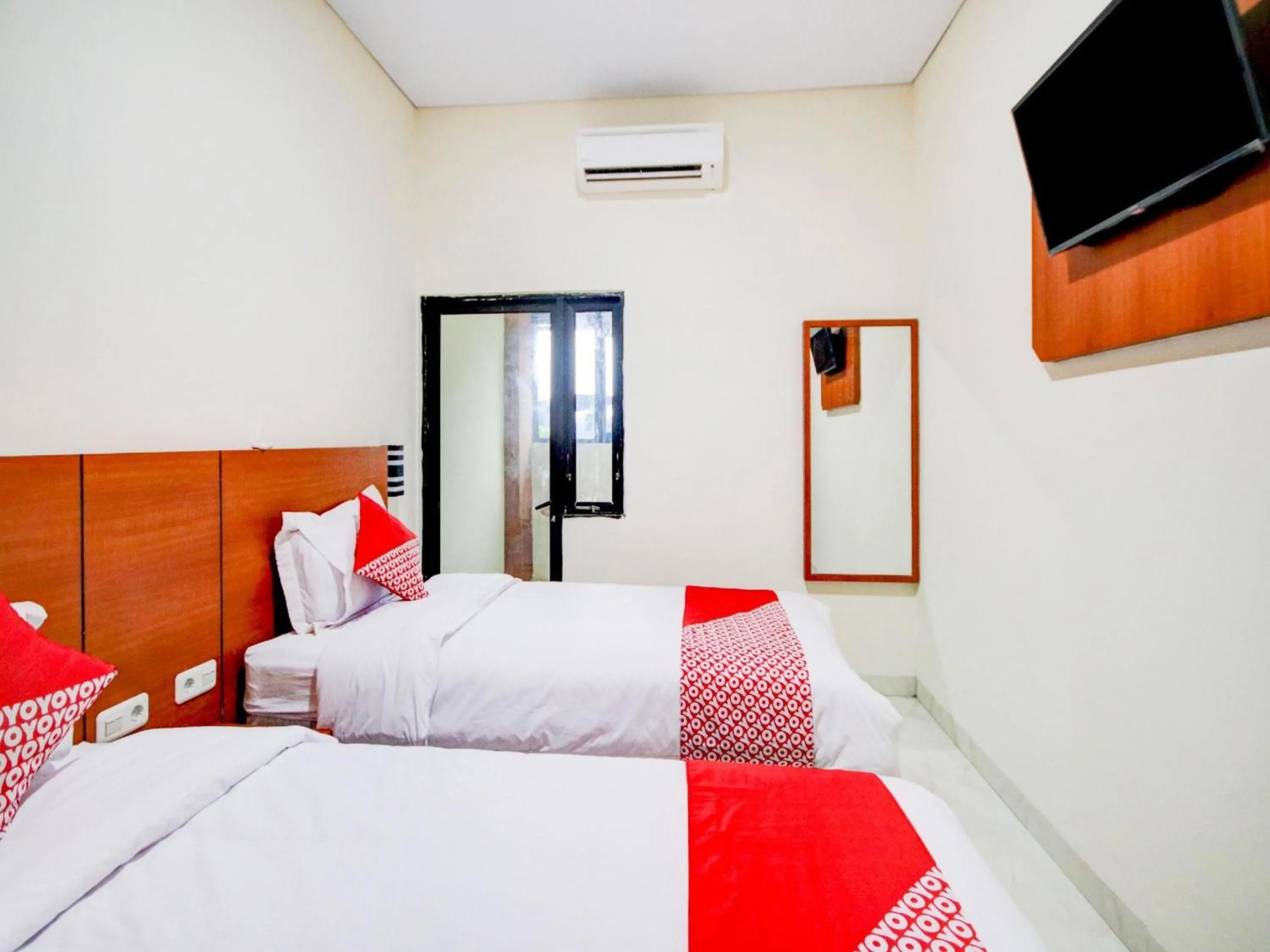 Photo of the whole room, Bed in Hotel O Sean'S Residence Mansyur Near Universitas Sumatra Utara USU