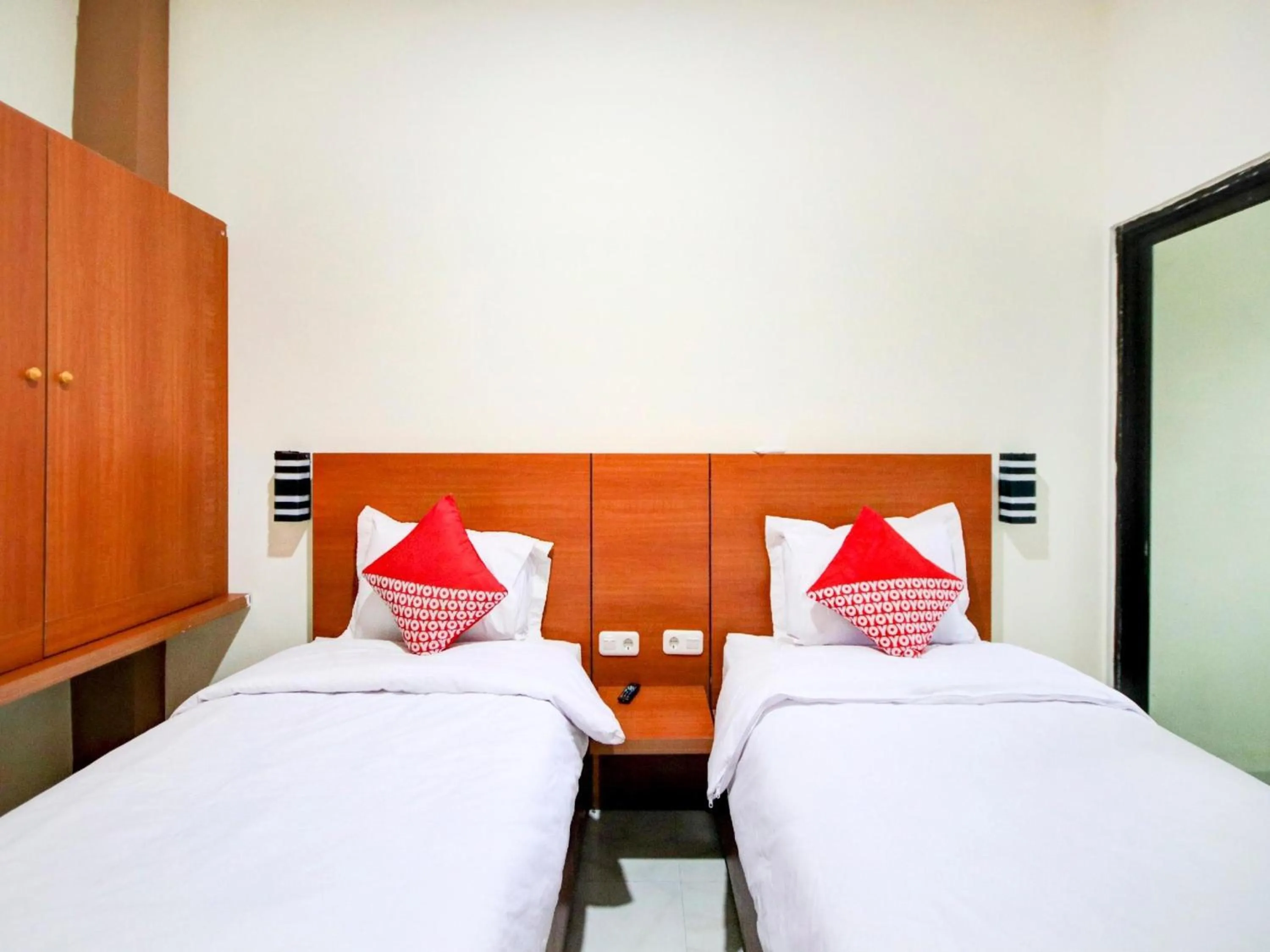 View (from property/room), Bed in Hotel O Sean'S Residence Mansyur Near Universitas Sumatra Utara USU