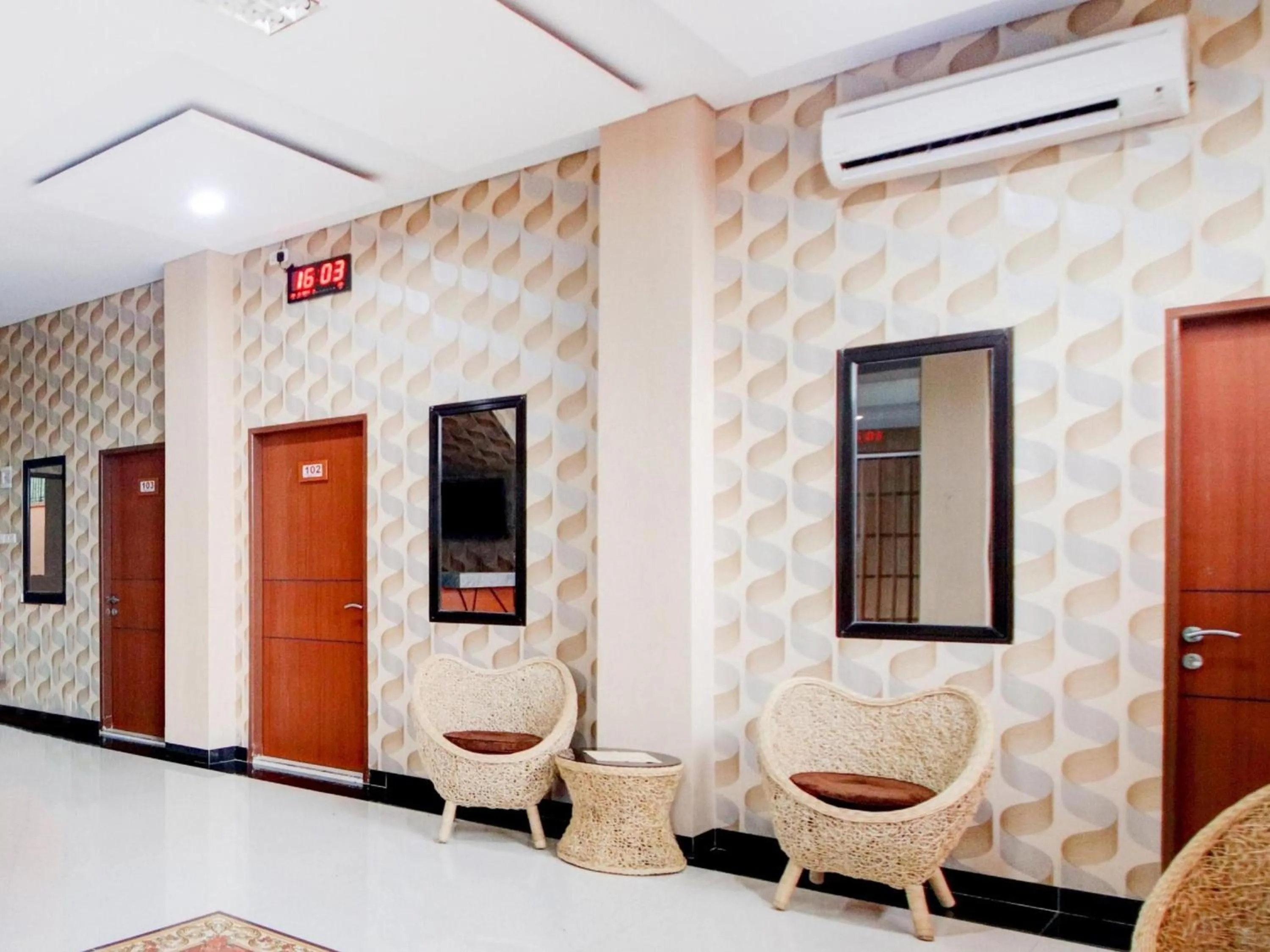 Seating area in Hotel O Sean'S Residence Mansyur Near Universitas Sumatra Utara USU