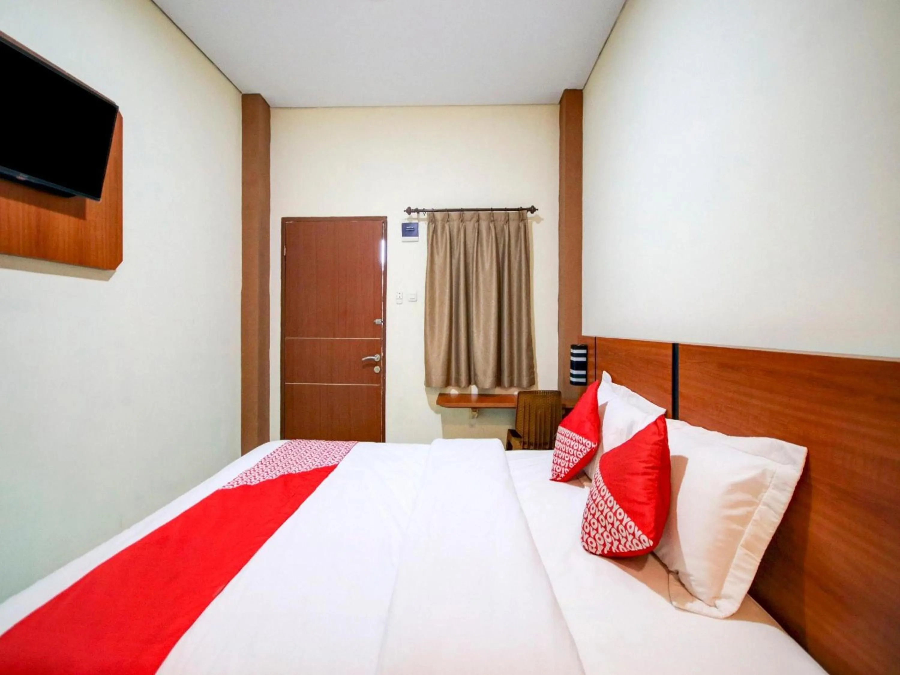Photo of the whole room, Bed in Hotel O Sean'S Residence Mansyur Near Universitas Sumatra Utara USU