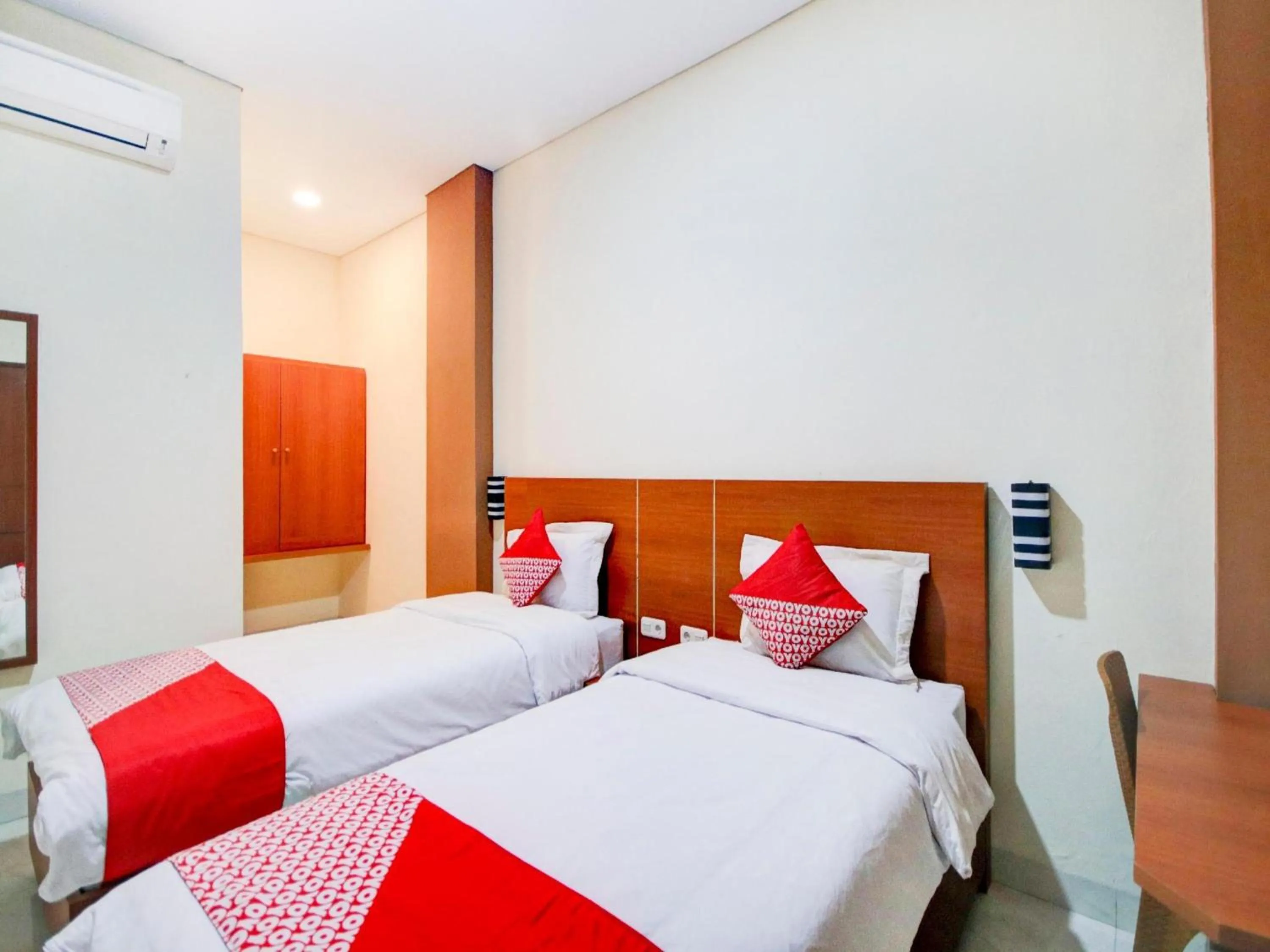 View (from property/room), Bed in Hotel O Sean'S Residence Mansyur Near Universitas Sumatra Utara USU