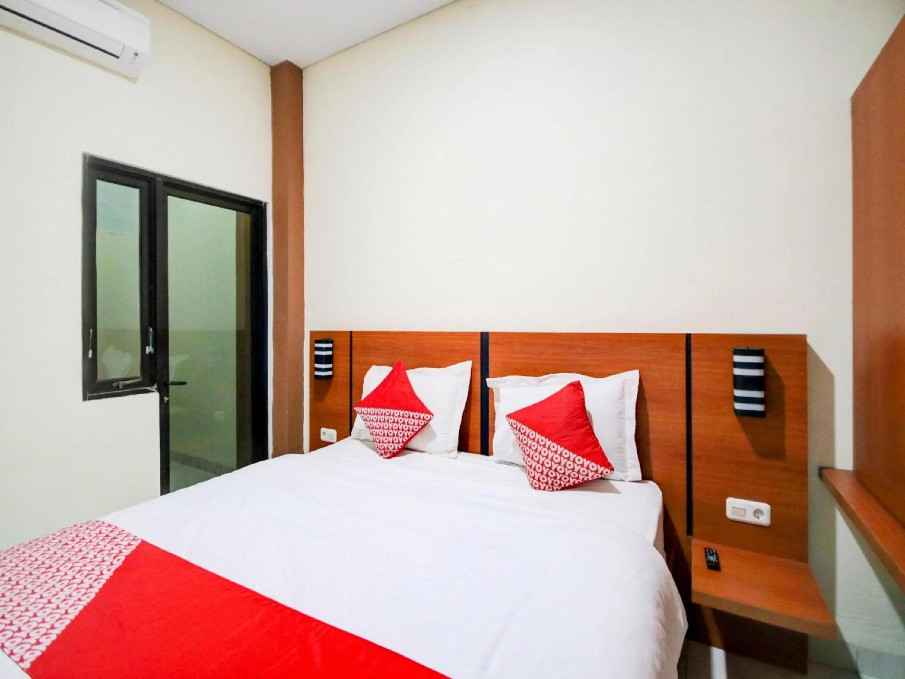 View (from property/room), Bed in Hotel O Sean'S Residence Mansyur Near Universitas Sumatra Utara USU