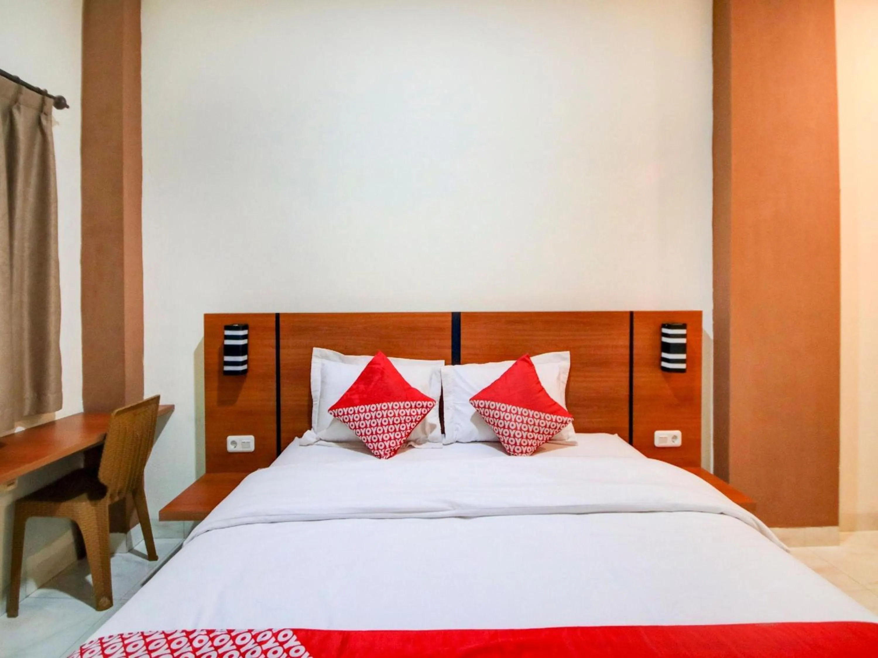 View (from property/room), Bed in Hotel O Sean'S Residence Mansyur Near Universitas Sumatra Utara USU