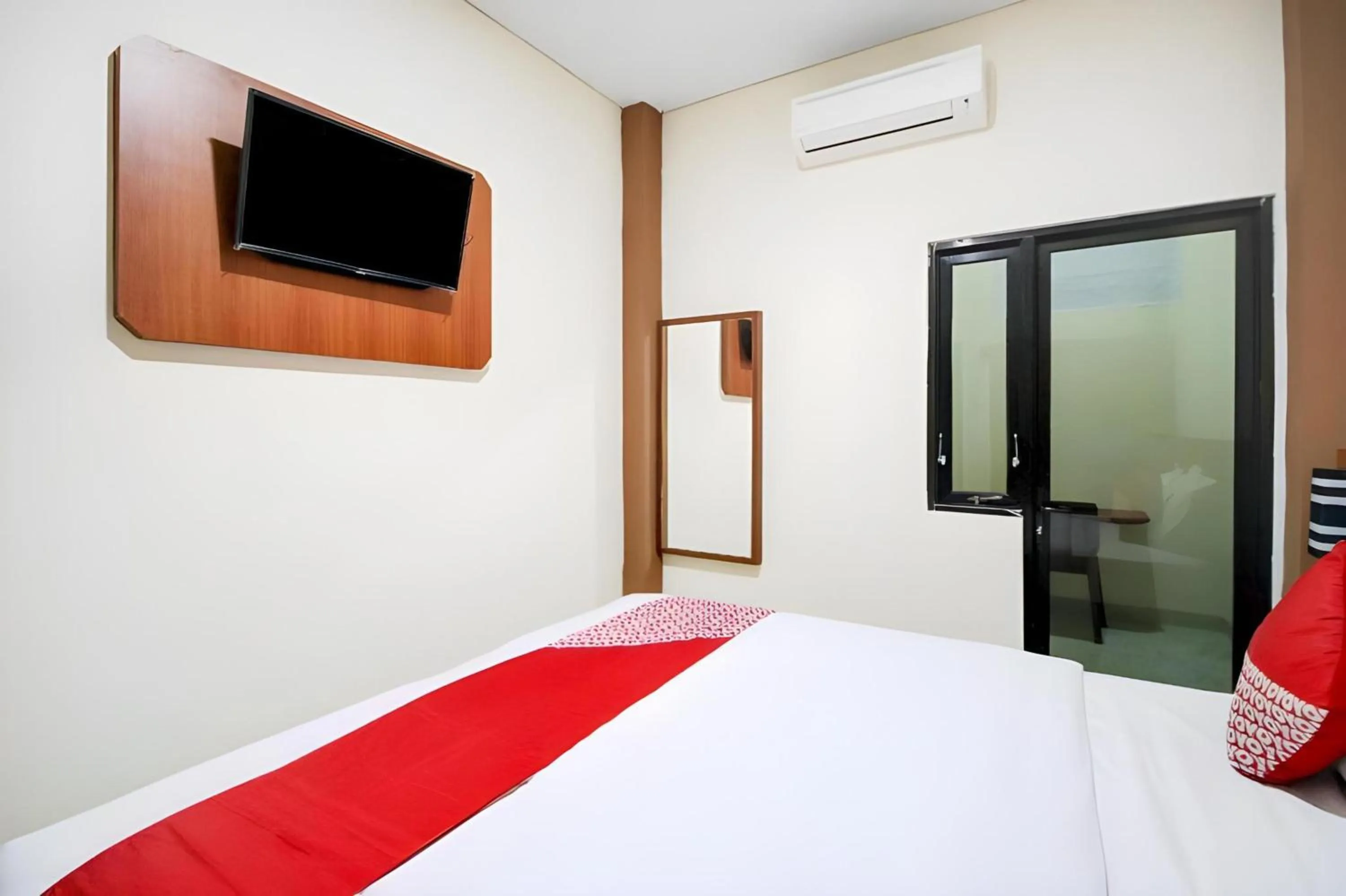 Photo of the whole room, Bed in Hotel O Sean'S Residence Mansyur Near Universitas Sumatra Utara USU