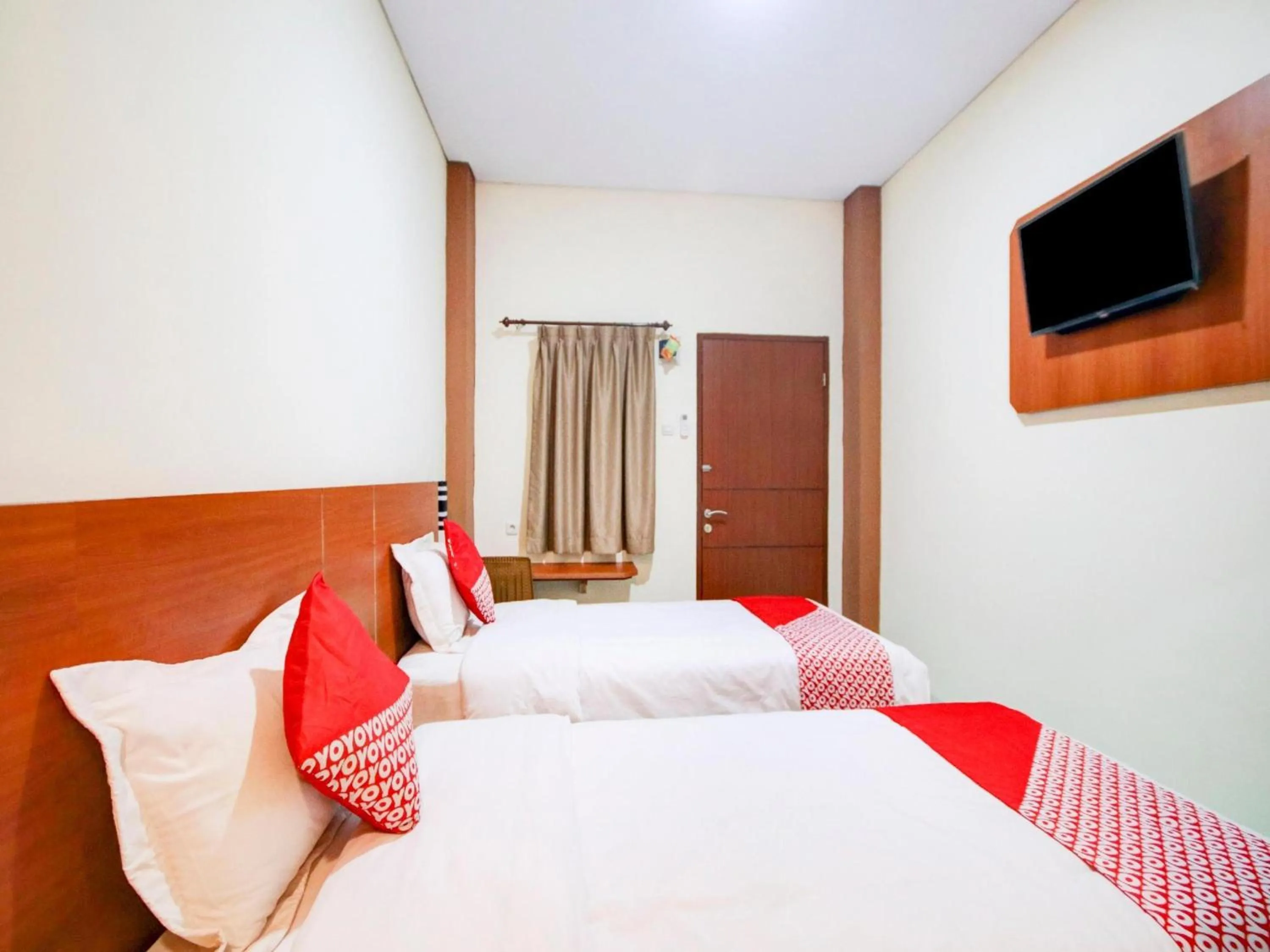 Photo of the whole room, Bed in Hotel O Sean'S Residence Mansyur Near Universitas Sumatra Utara USU