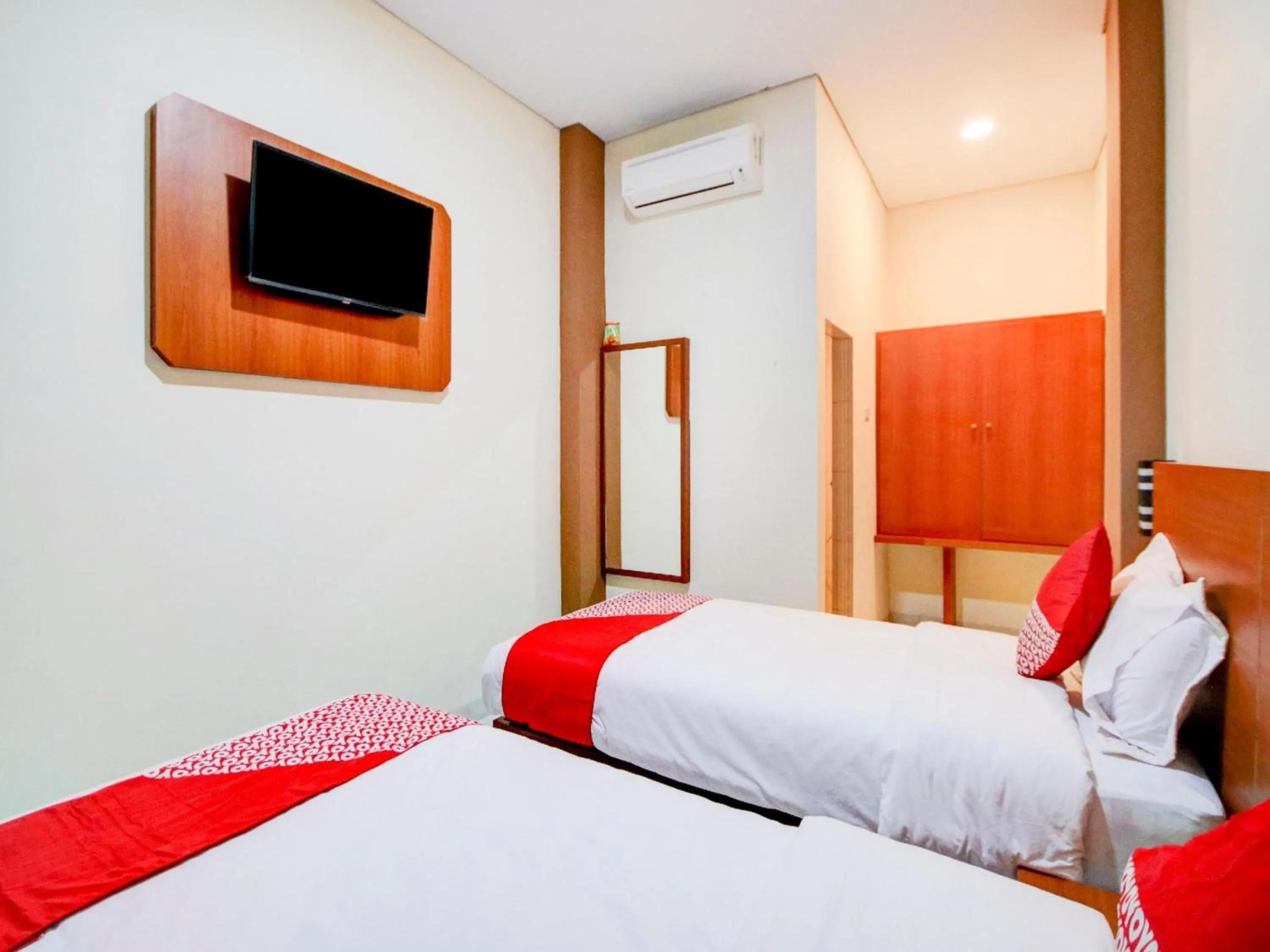 Photo of the whole room, Bed in Hotel O Sean'S Residence Mansyur Near Universitas Sumatra Utara USU